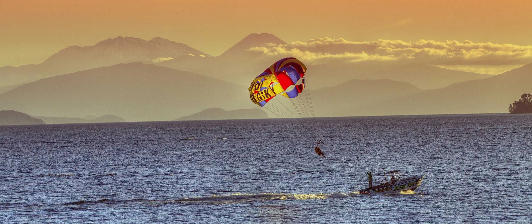 Parachute ascensionnel sur le lac Taupo en Nouvelle-Zélande.