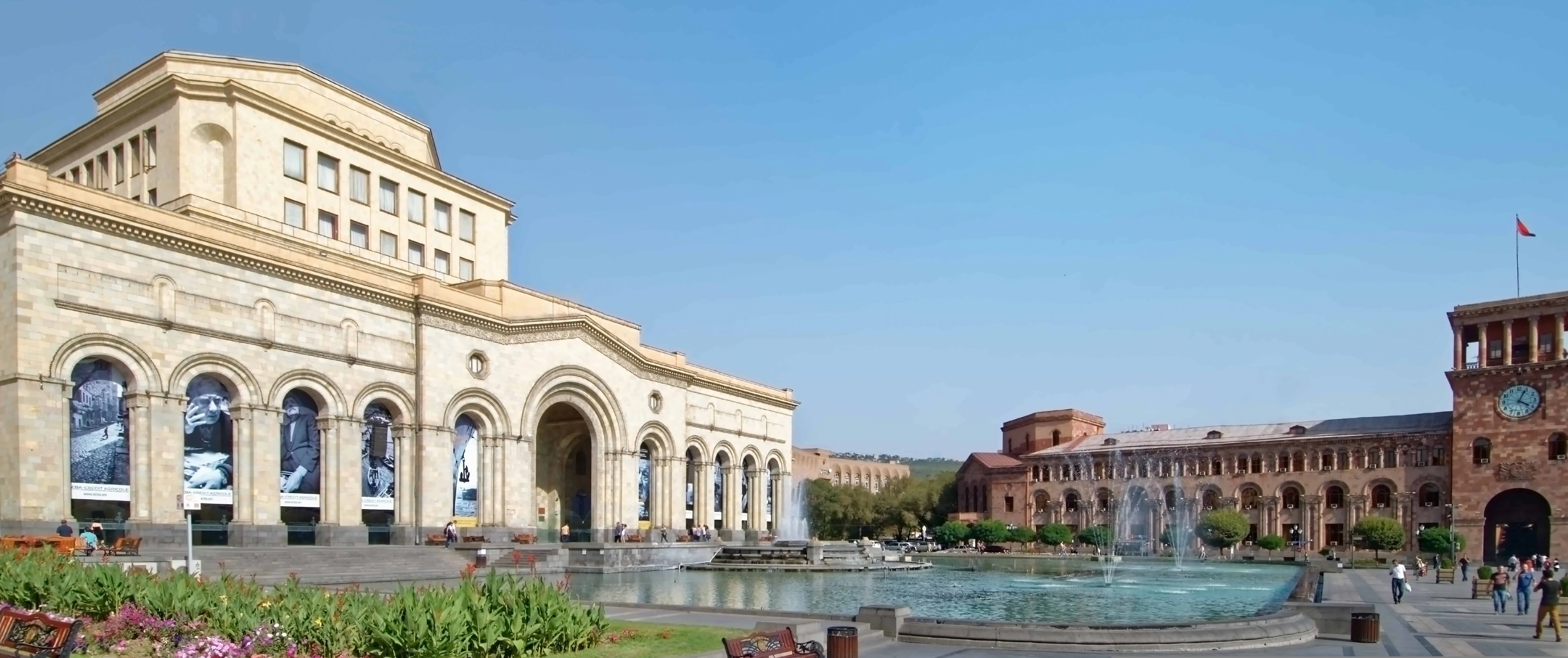 Piazza della Repubblica, una piazza centrale con una grande fontana, circondata da edifici storici, a Yerevan, Armenia