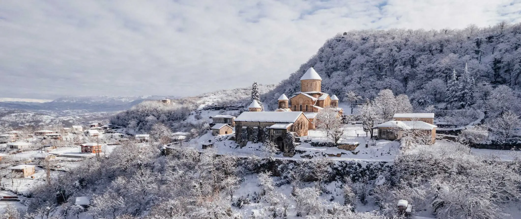 Das schneebedeckte Hügelkloster Tatev in Armenien