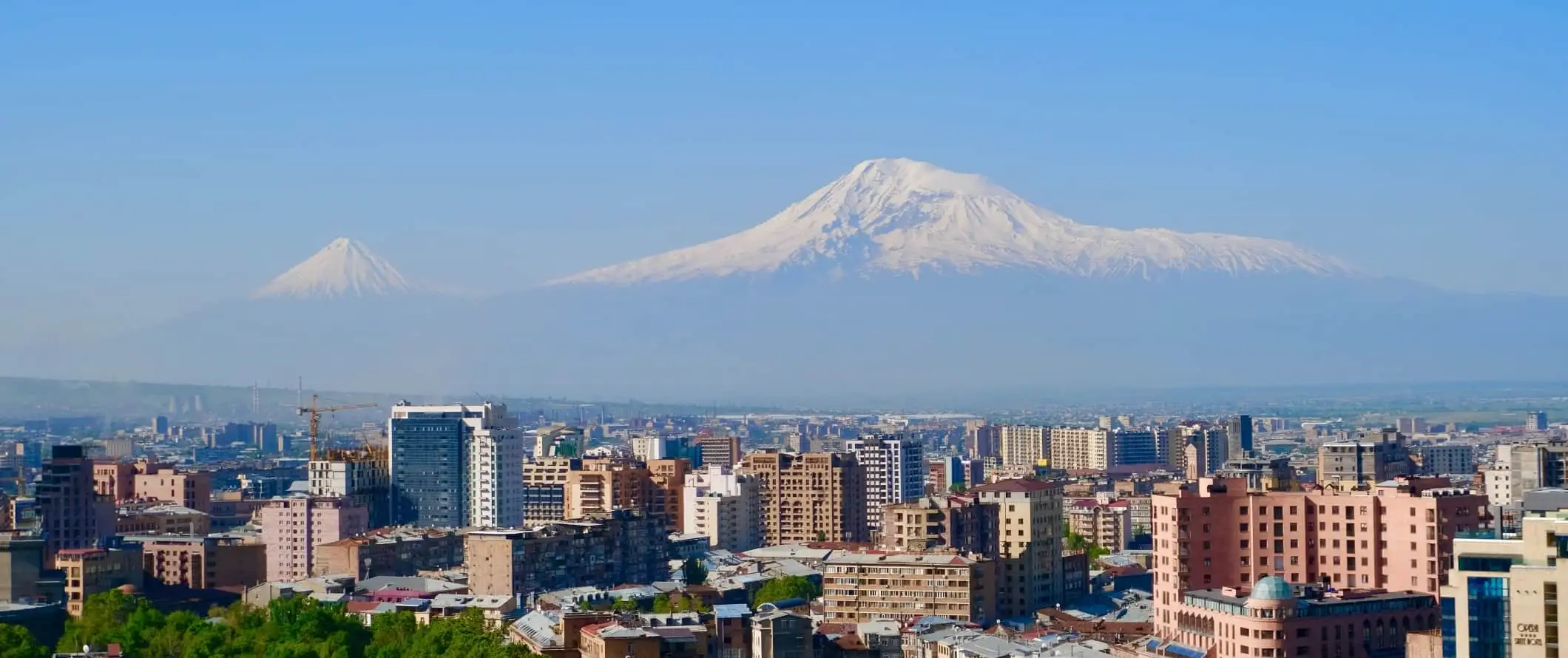 Berg Ararat und die Skyline von Eriwan in Armenien