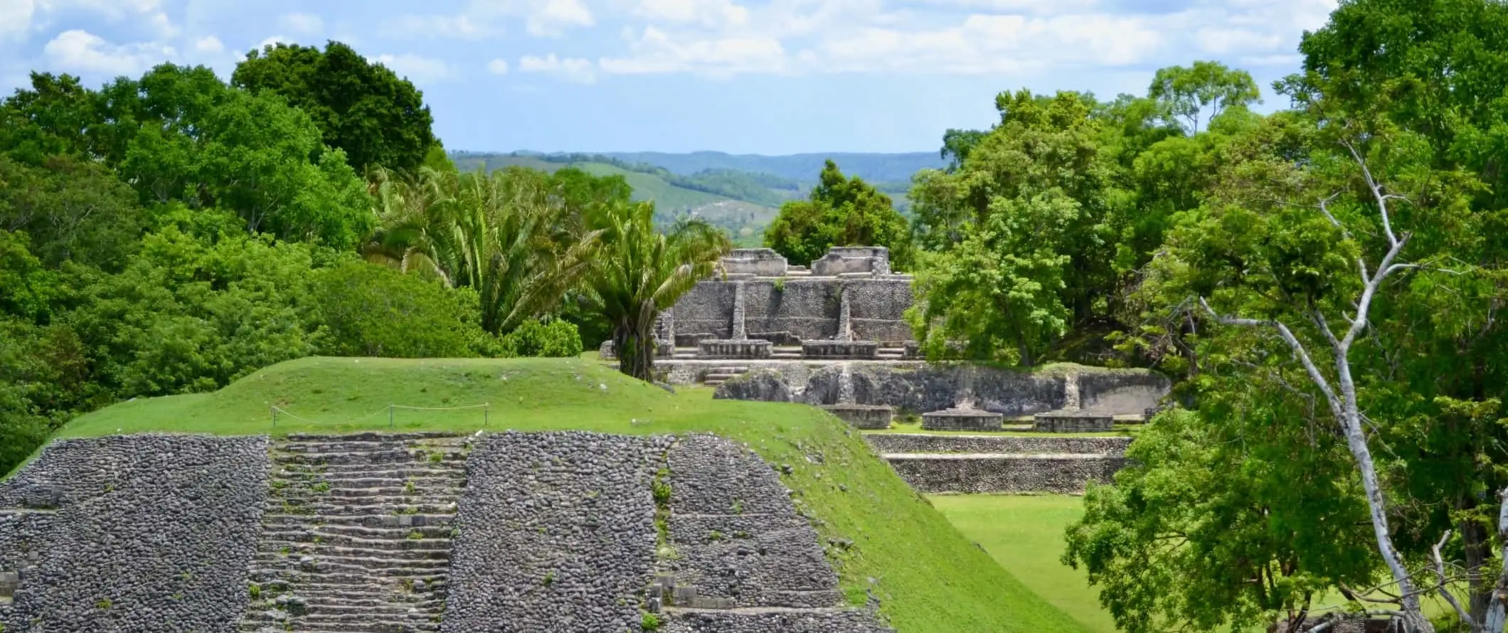 Ruines mayas de Xunantunich dans les forêts luxuriantes du Belize