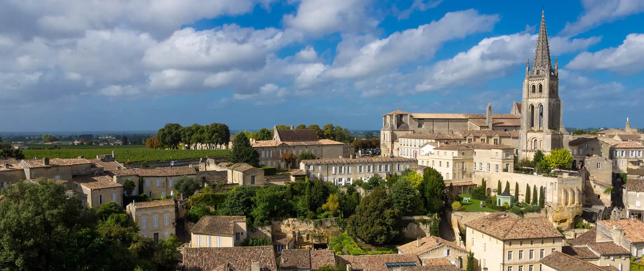 Els terrats i l'horitzó de Bordeus, França, amb una església altíssima al fons en un dia assolellat