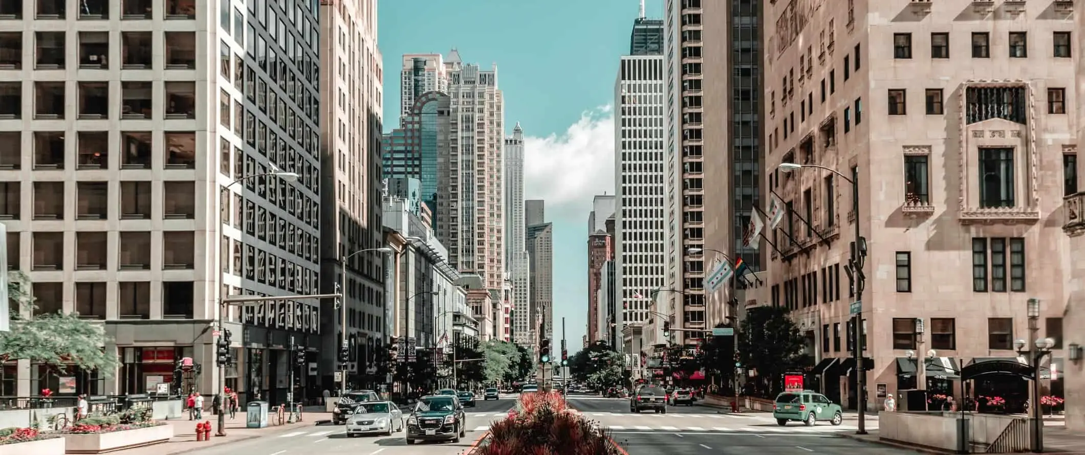 Grande avenue avec médiane au milieu et grands bâtiments à Chicago, États-Unis.