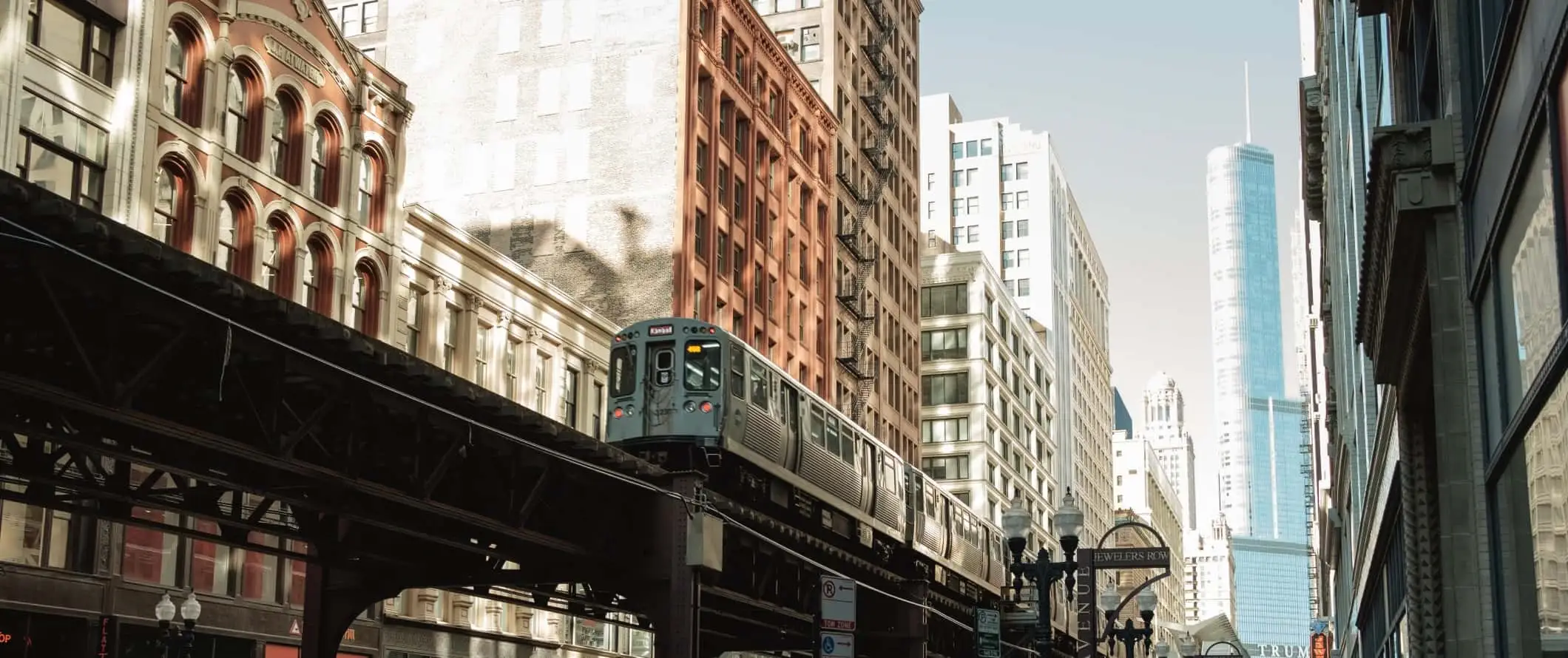 Treno sopraelevato che attraversa edifici alti a Chicago, USA.