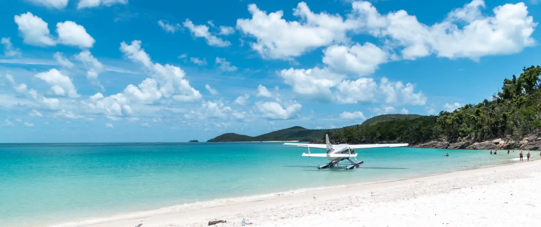 Lietadlo na vode ohromujúcich ostrovov Whitsunday v Austrálii