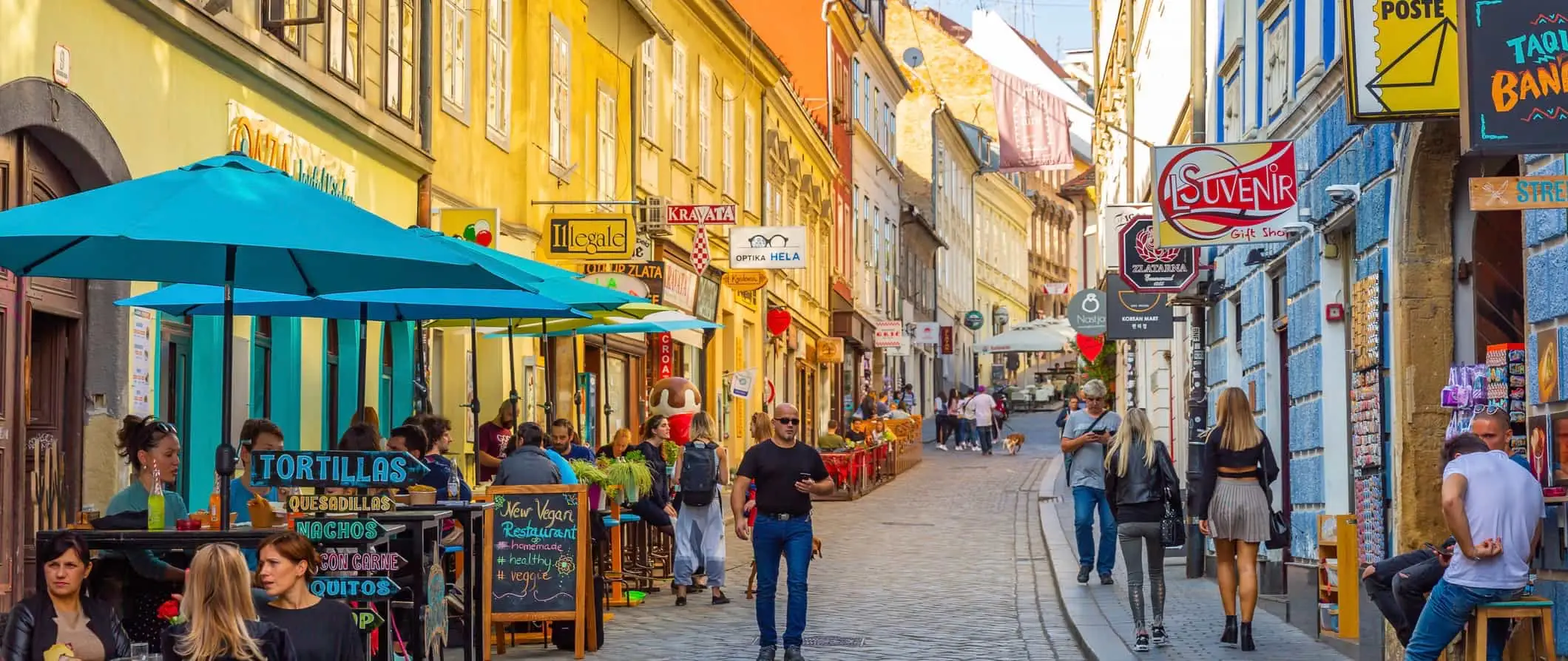 Inimesed jalutavad mööda kitsast tänavat Zagrebi vanalinnas Horvaatias