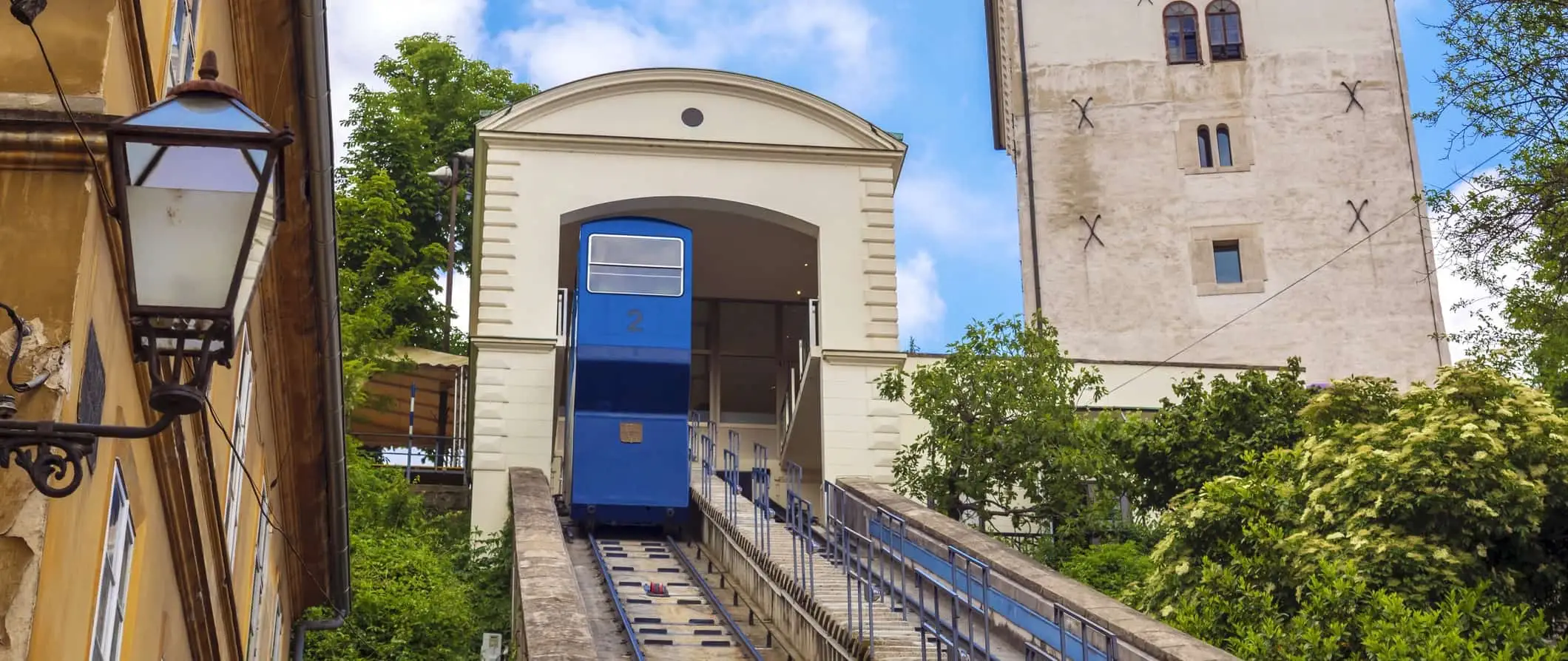 Den gamla bergbanan går uppför en kulle i Zagreb, Kroatien