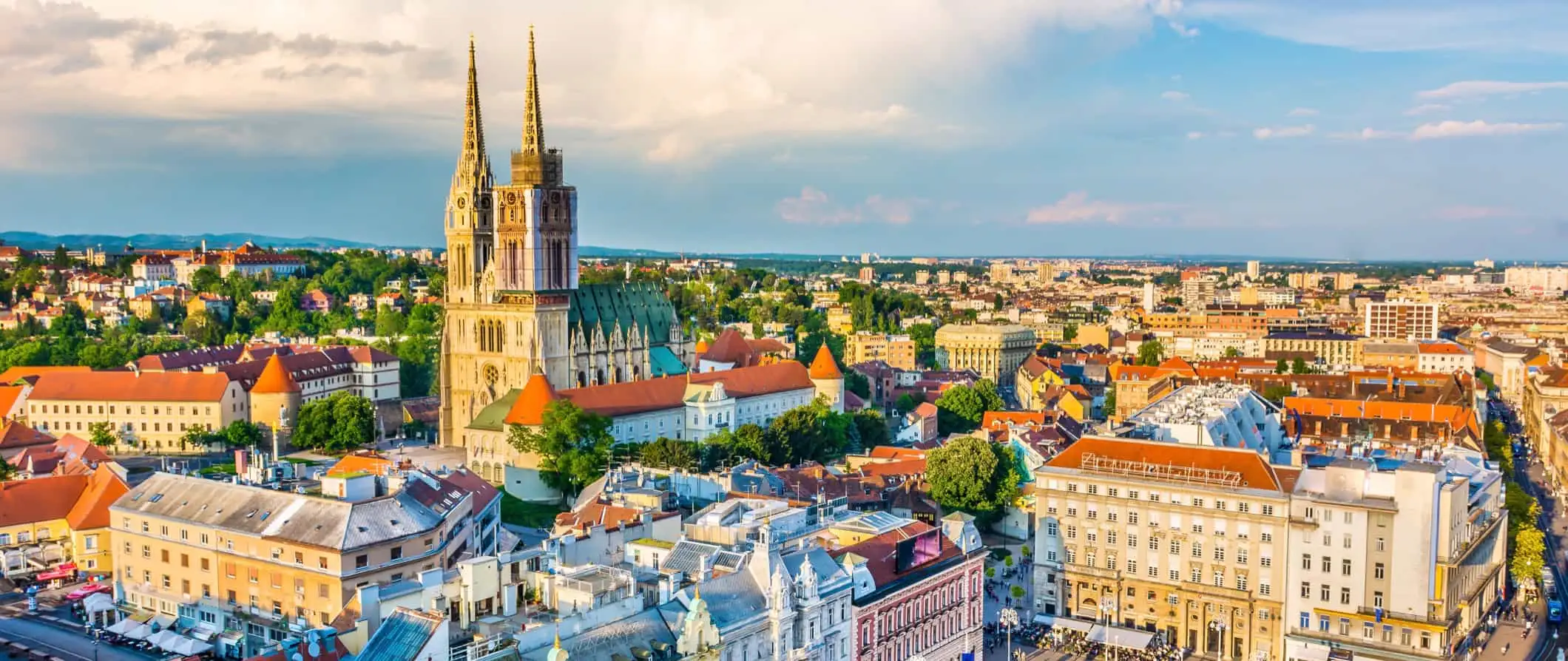 Skyline af Zagreb, Kroatien på en lys og solrig sommerdag