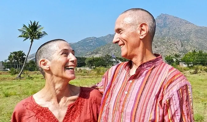 Comment ce couple de 70 ans a résisté à la convention pour parcourir le monde