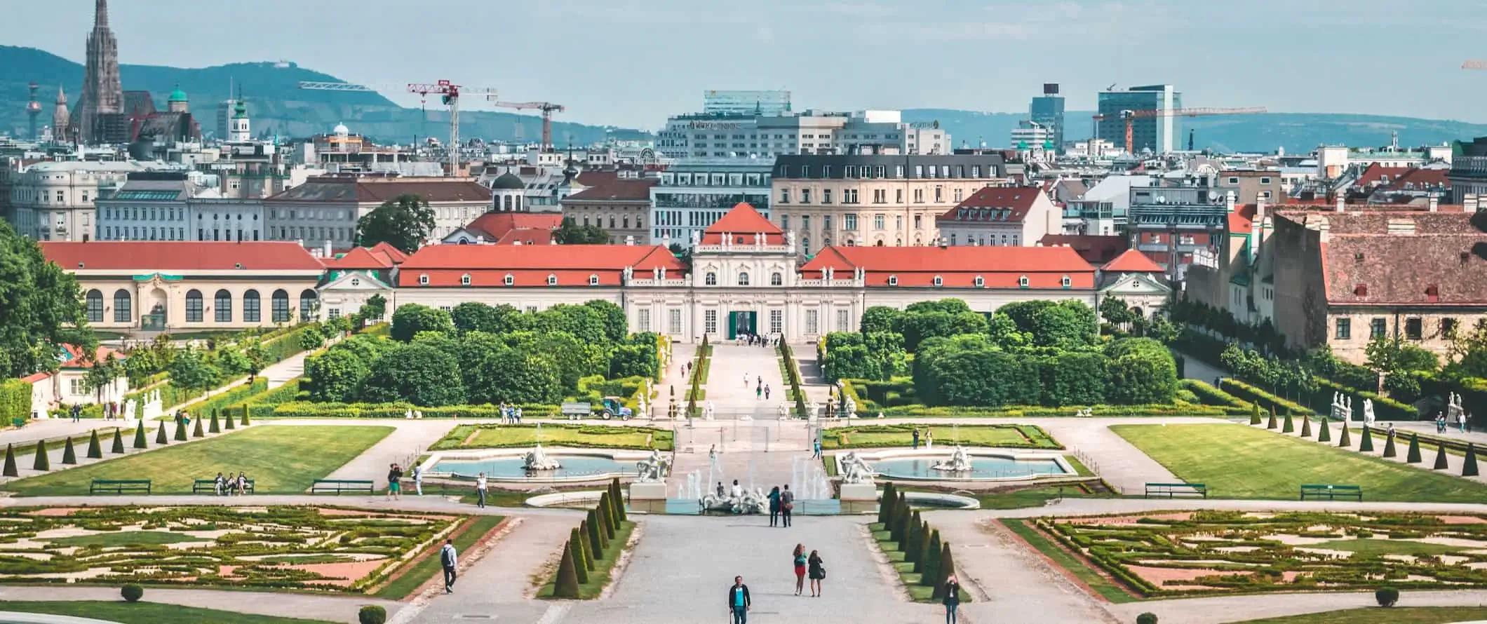 Pemandangan menghadap ke sunn Vienna, Austria dengan bandar di kejauhan