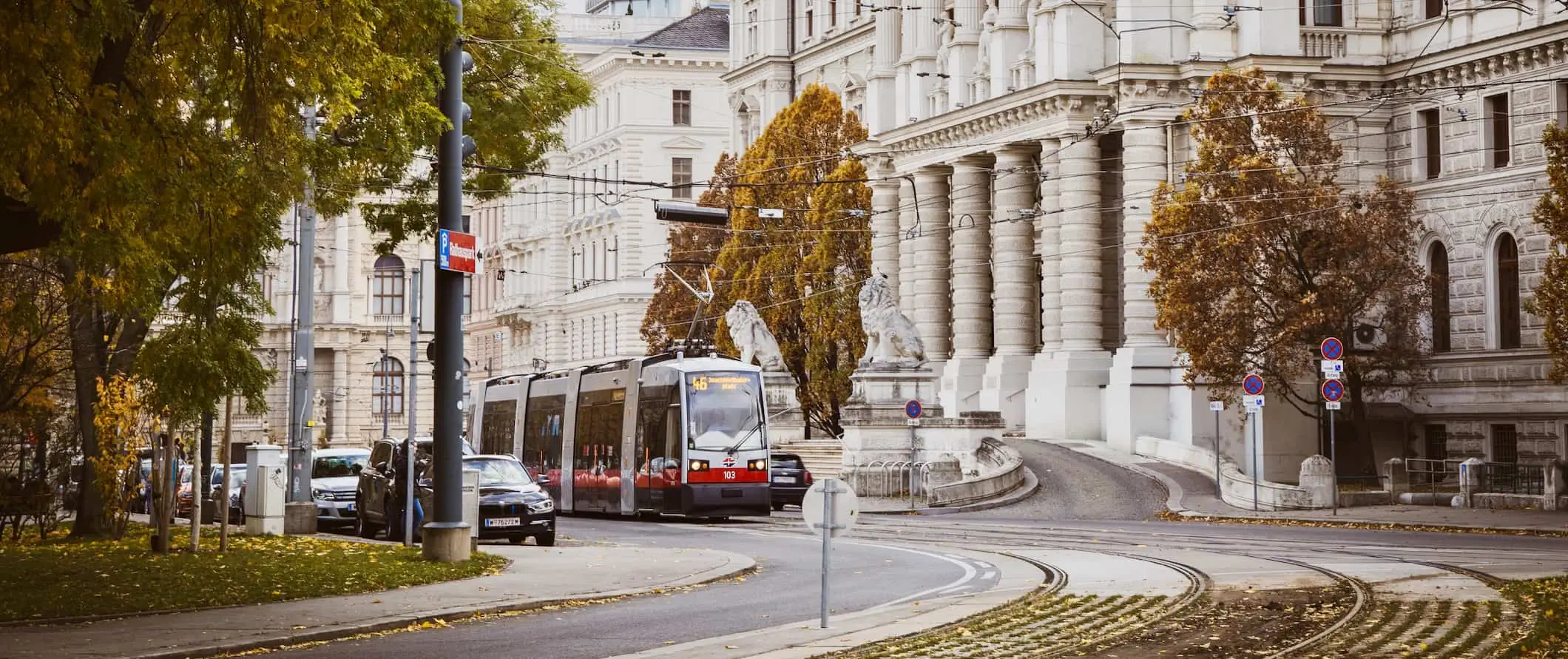 Pengangkutan awam mengelilingi pusat bandar Vienna, Austria yang menakjubkan pada hari yang cerah