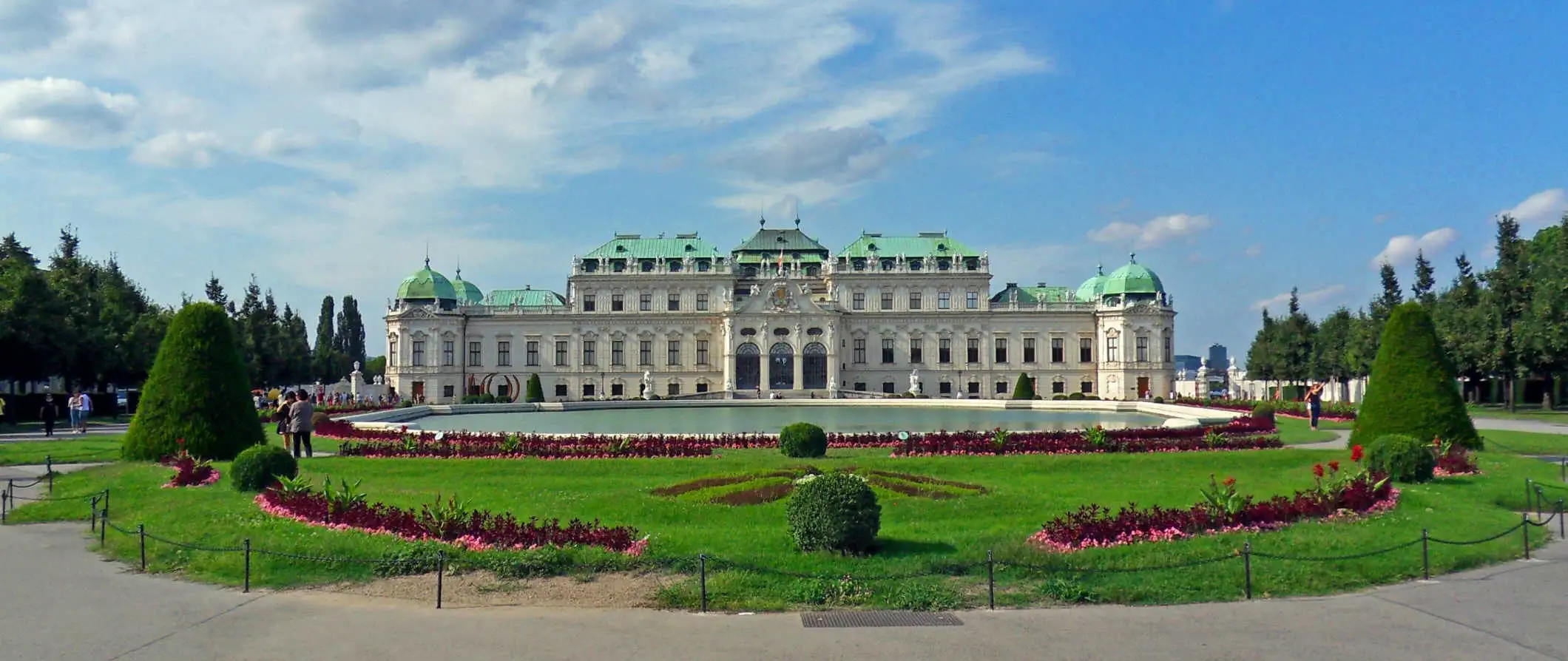 Pemandangan udara ke atas salah satu daripada banyak bangunan bersejarah di Vienna, Austria