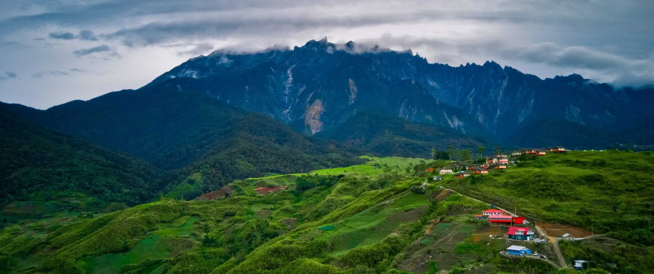 Pemandangan Cameron Highlands, Malaysia yang menakjubkan dan perbukitan hijau subur dengan kota-kota di latar depan