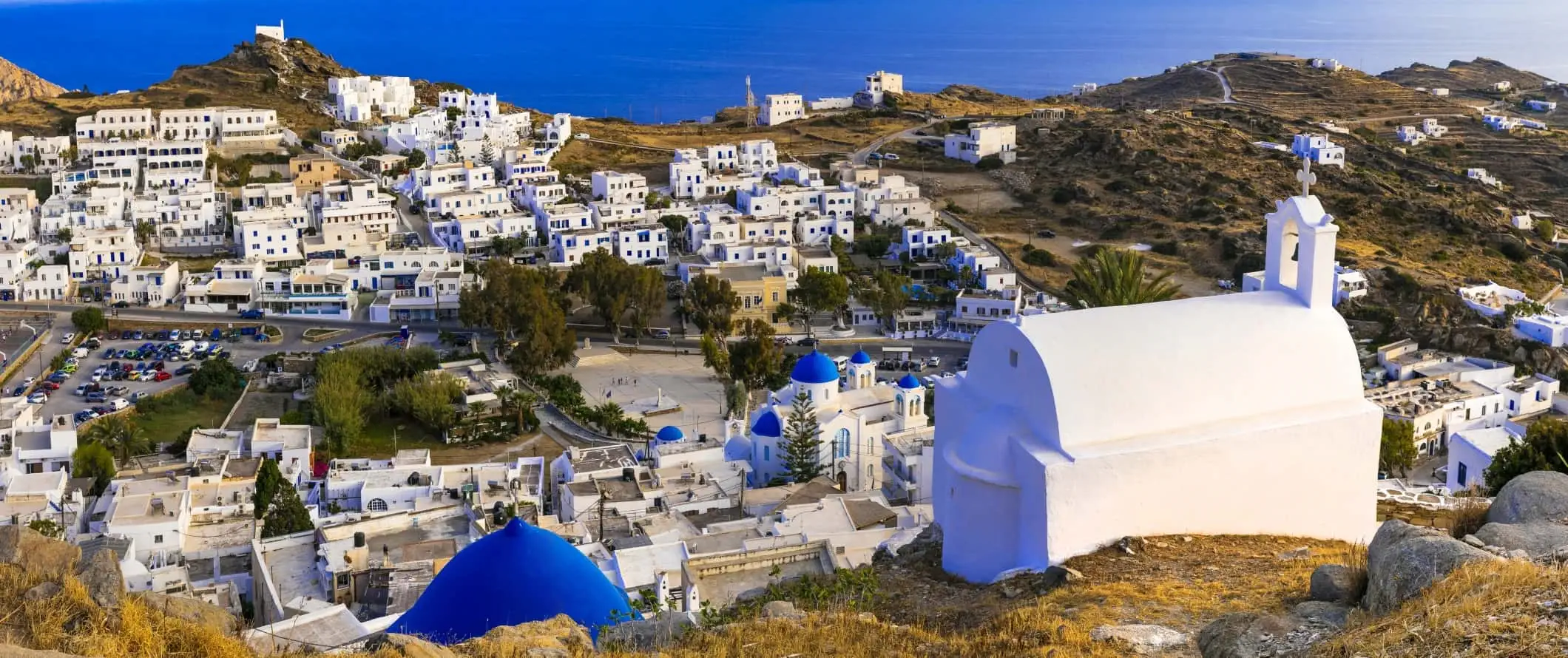 Vista desde la cima de Chora en Ios, Grecia