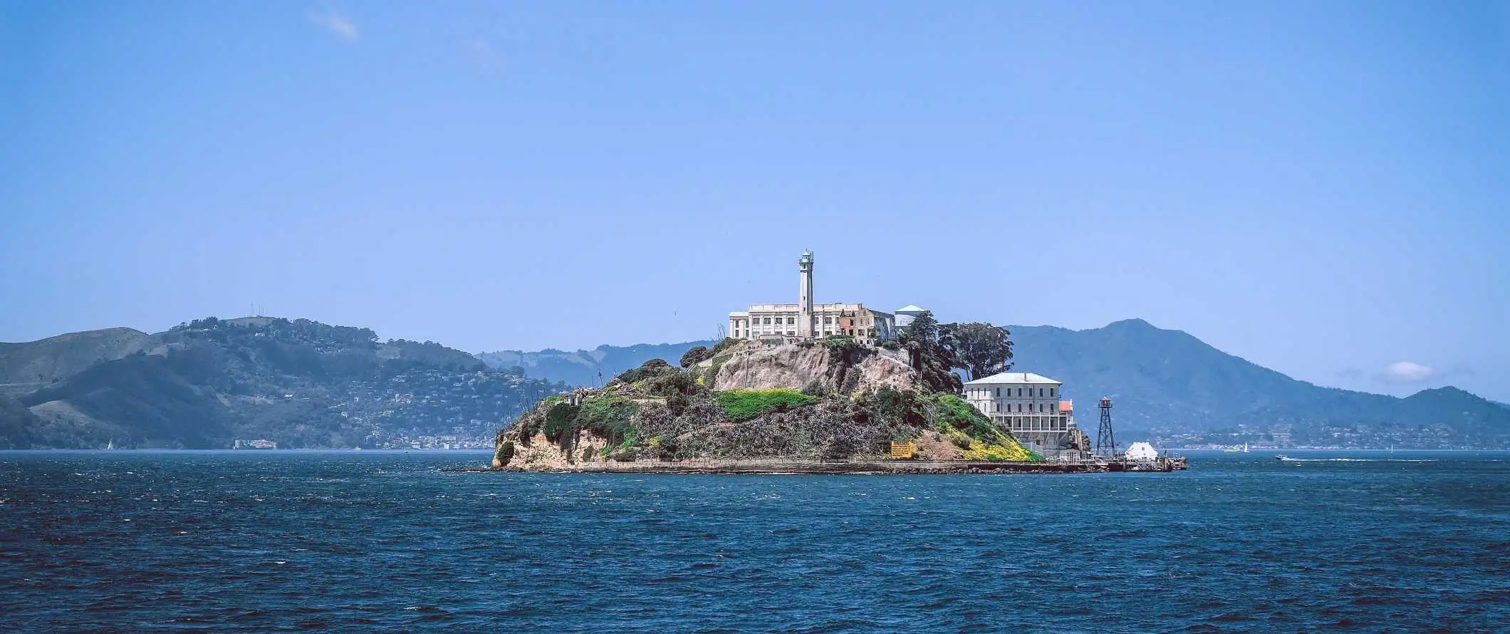 San Francisco, Kaliforniya'daki kayalık bir adada bulunan eski bir hapishane olan Alcatraz'ın görünümü.