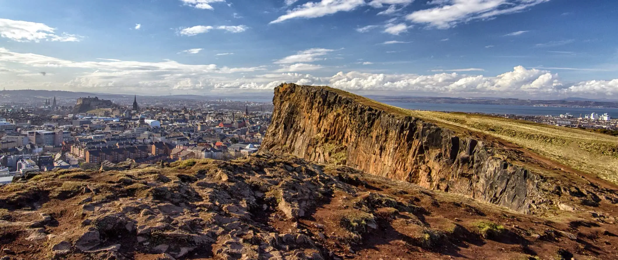 Edinburghs historiska byggnader och dess charmiga skyline