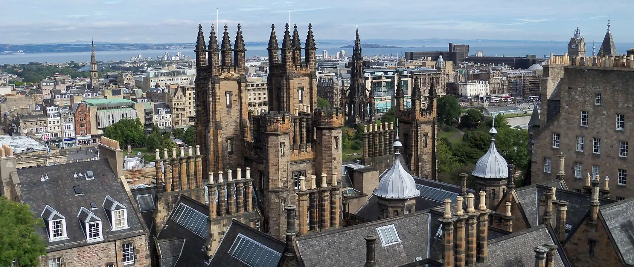 Los edificios históricos de Edimburgo y su encantador horizonte.