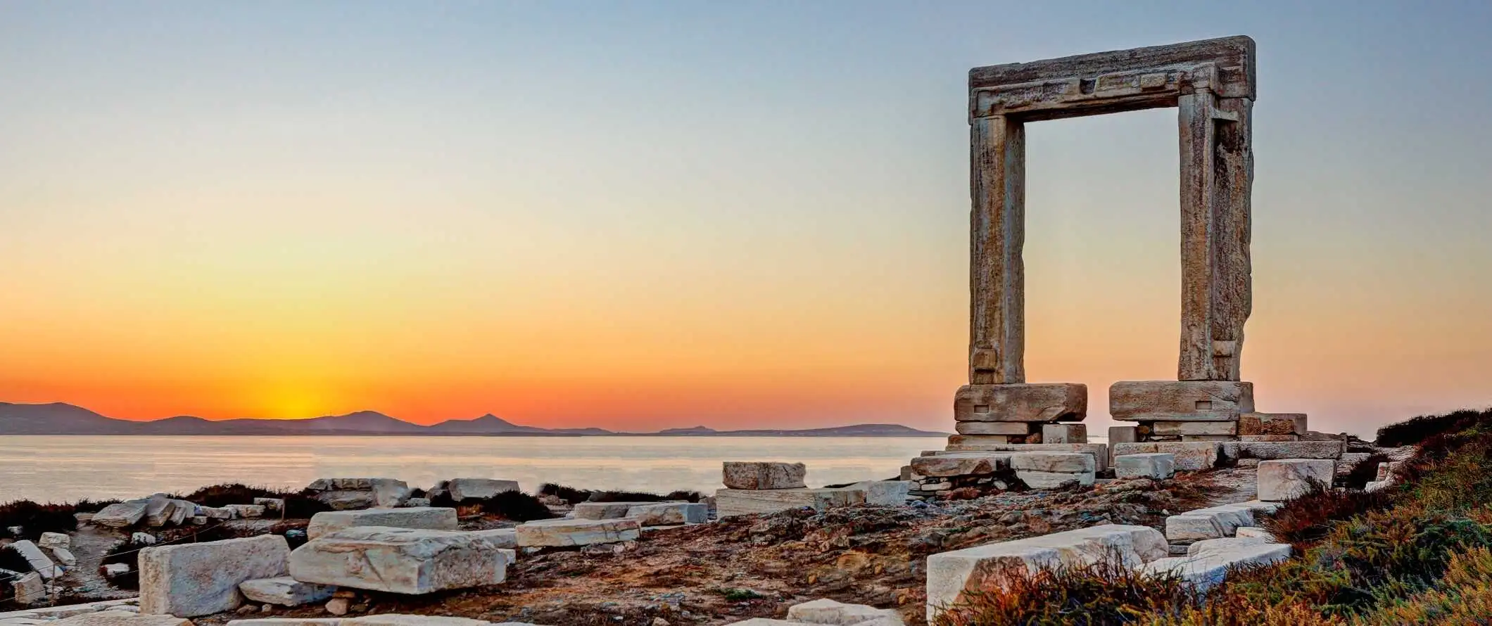 La puerta de mármol Portara al atardecer en Naxos, Grecia.