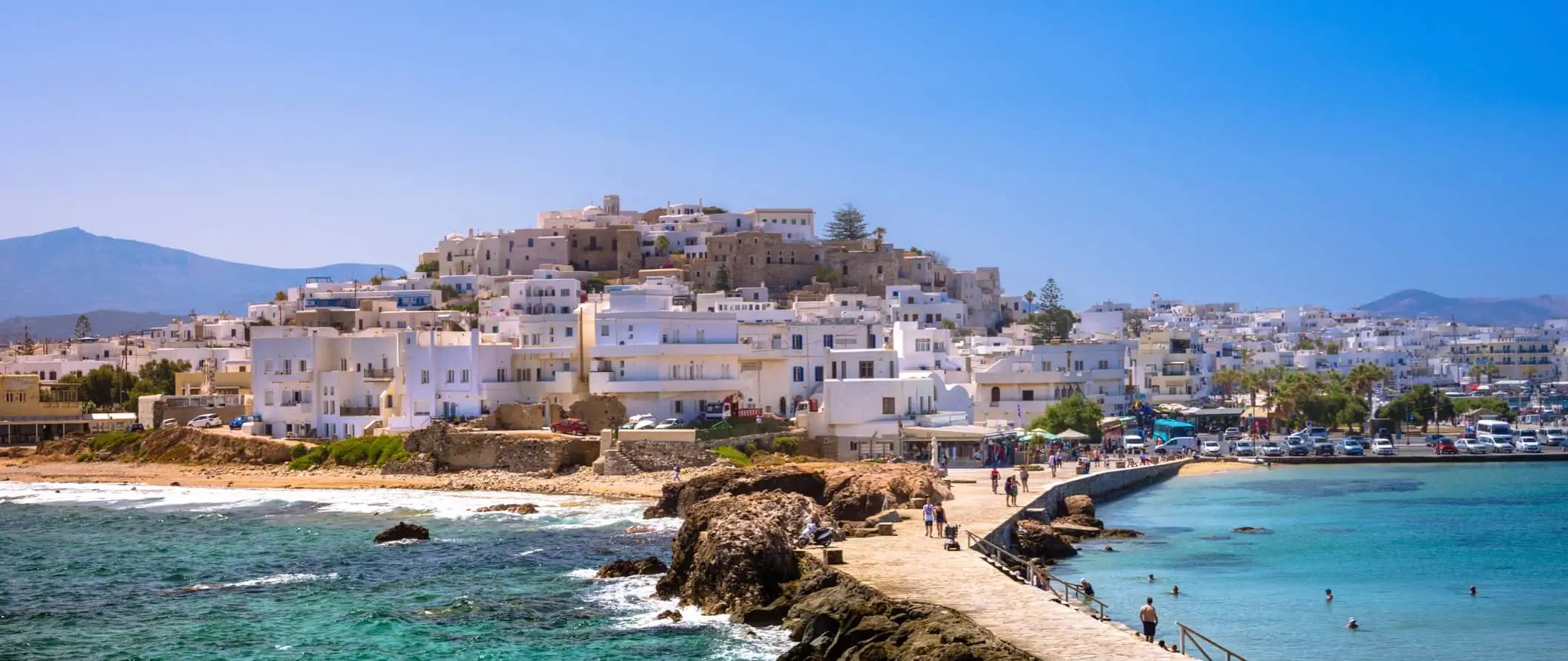 Úžasný výhled na Naxos v Řecku, když turisté prozkoumávají pobřeží