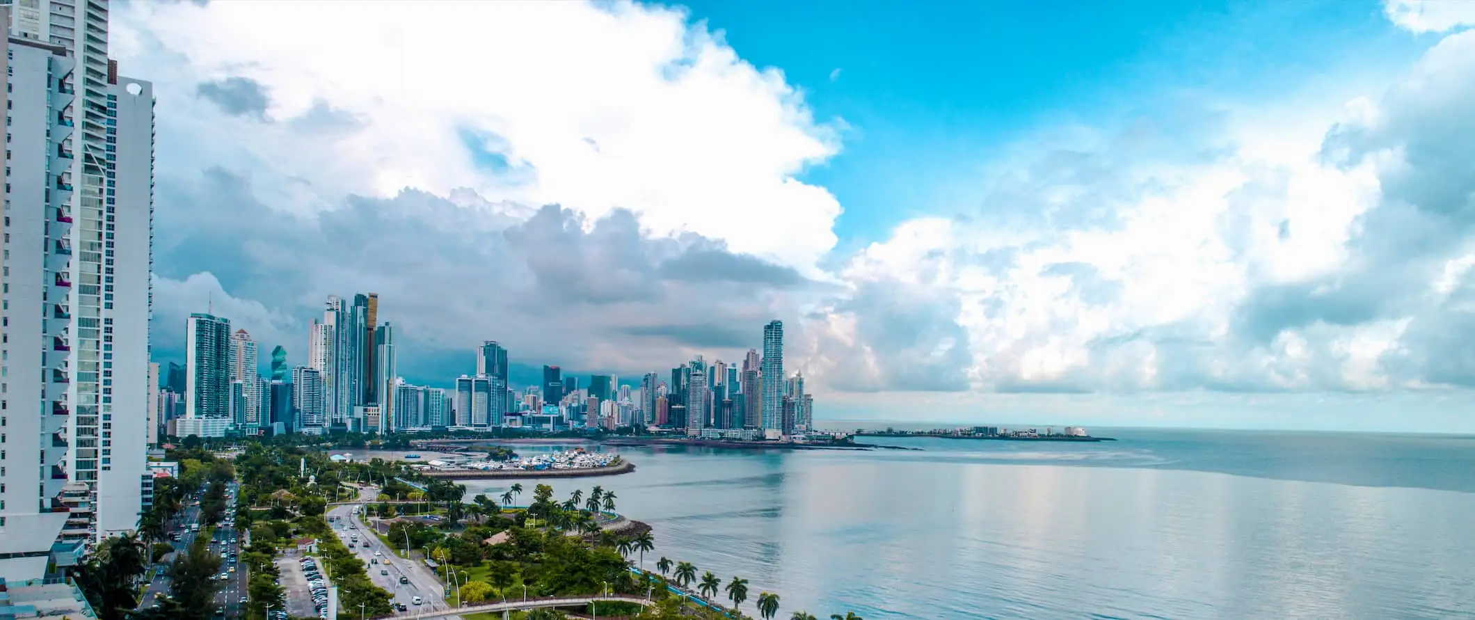 trafikk og utsikt over byens skyline i Panama City