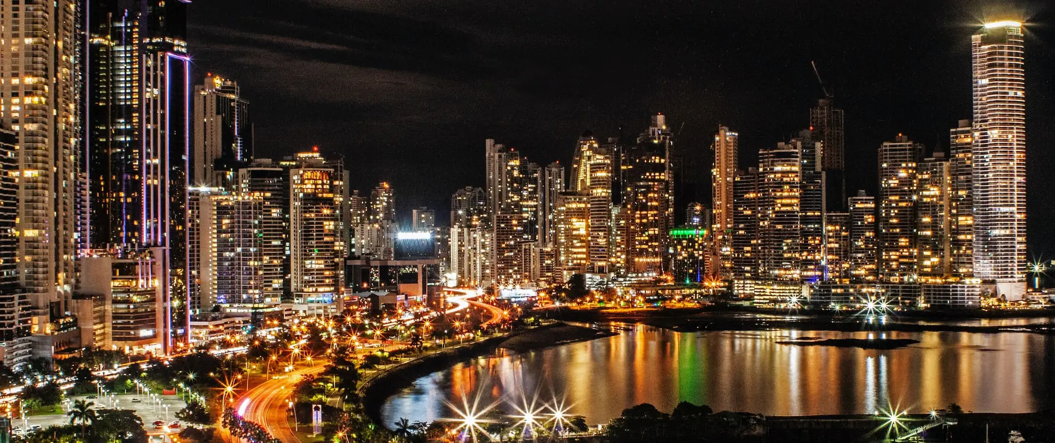 Verkehr und Blick auf die Skyline der Stadt in Panama City