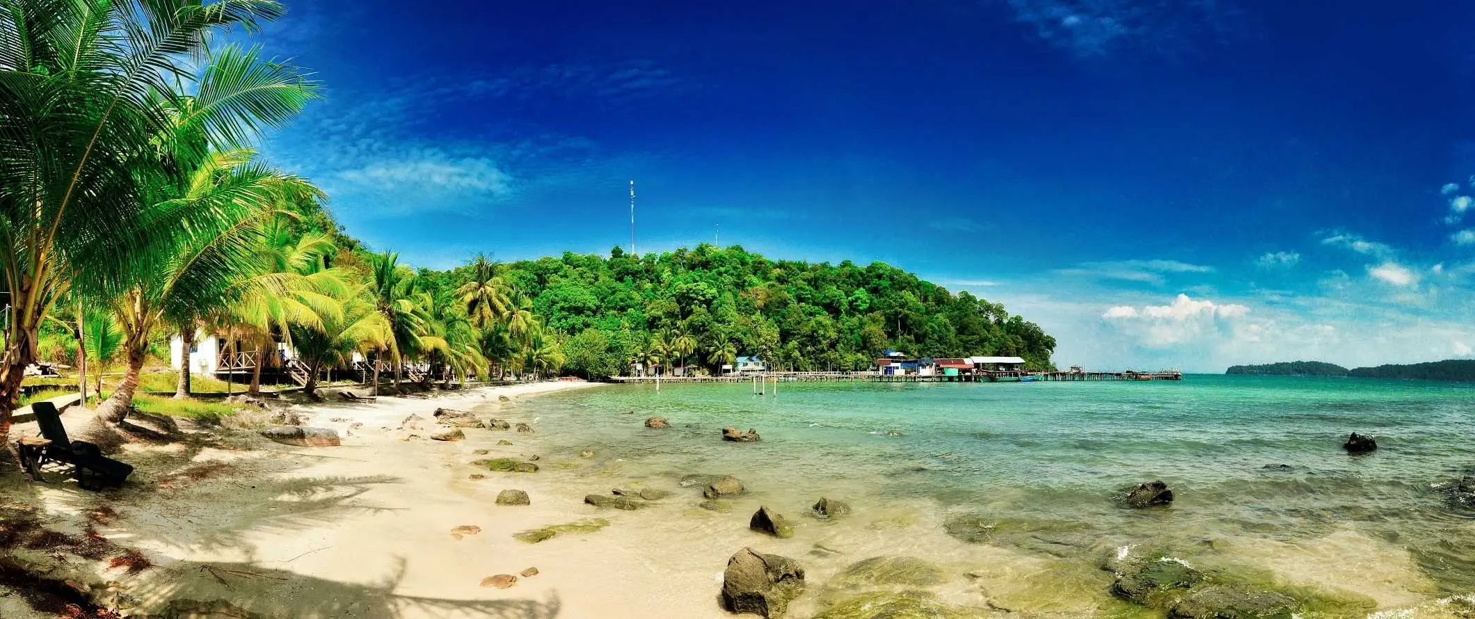 Pálmafákkal szegélyezett homokos strandok Sihanoukville-ben, Kambodzsában