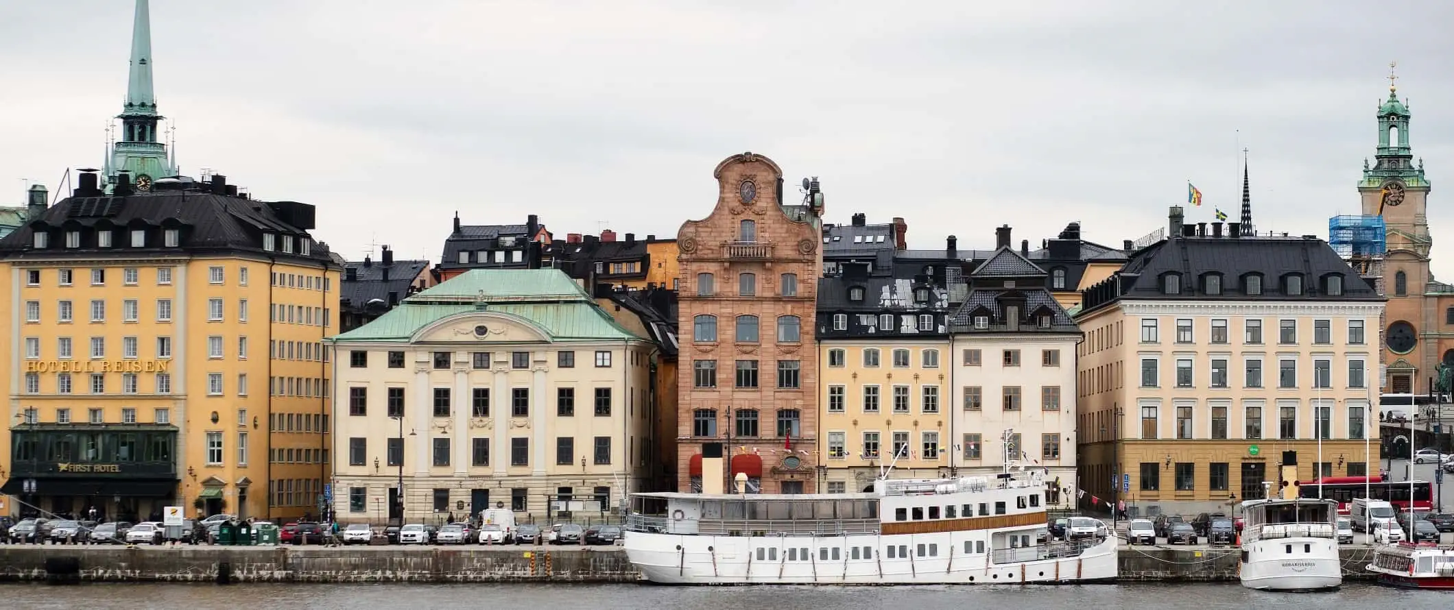 Bangunan berwarna kuning air menghiasi kawasan dermaga Stockholm, Sweden