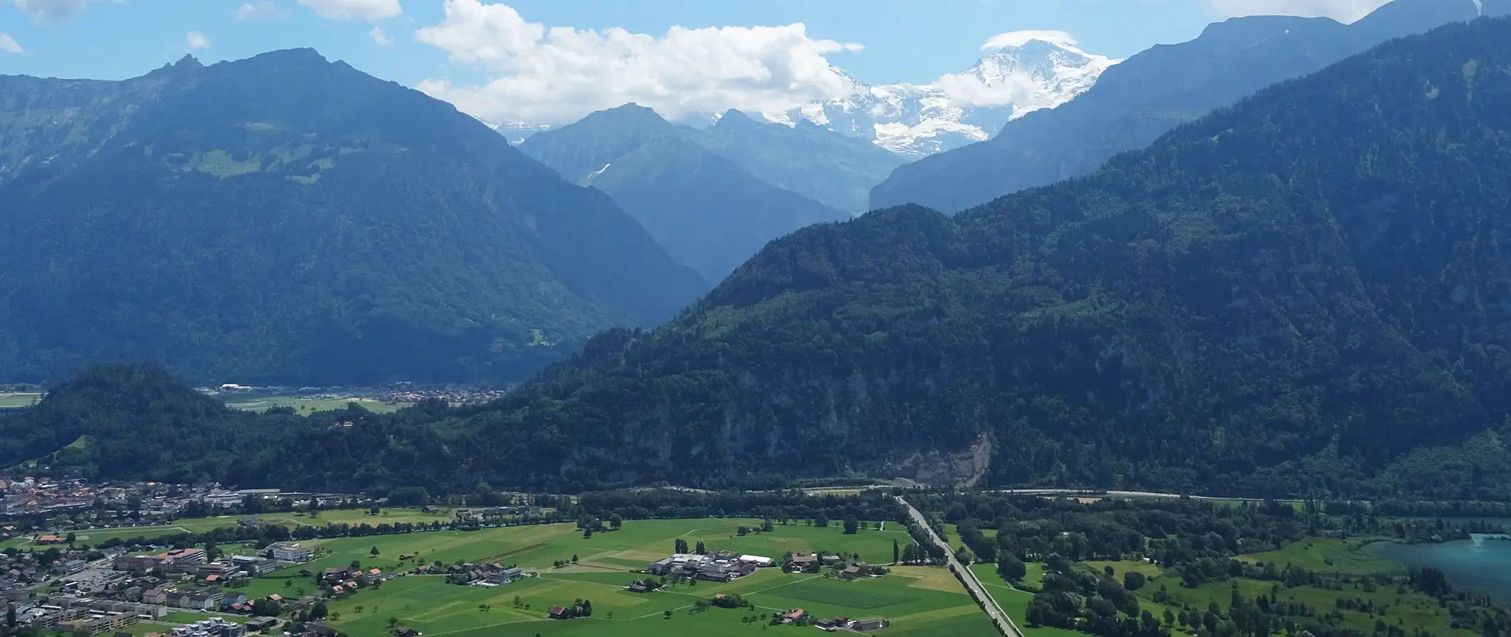 Et bølgende grønt fjellandskap i Interlaken, Sveits