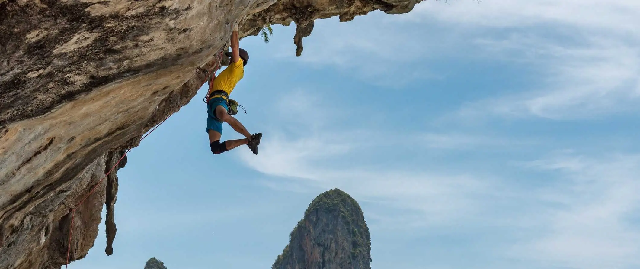 Bergsklättrare som skalar en kalkstensvägg i Ko Phi Phi, Thailand