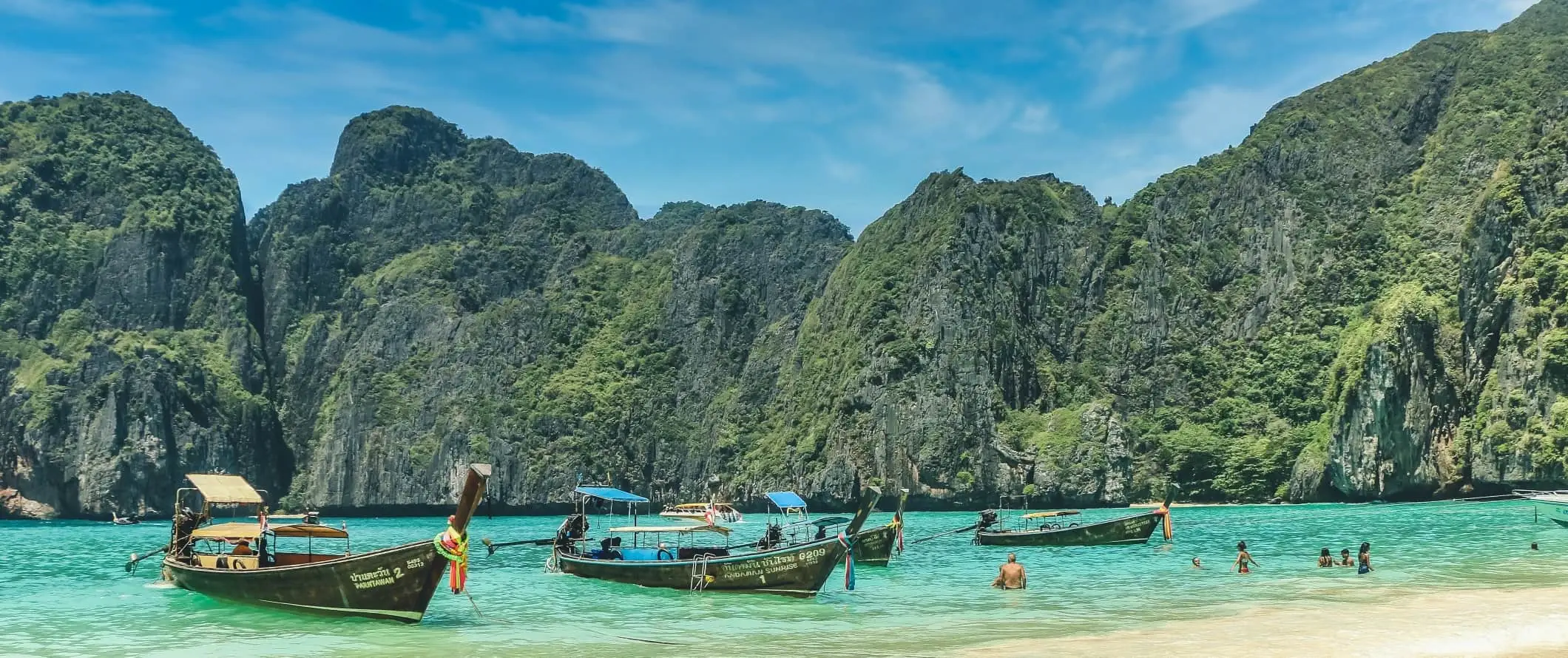 Bărci cu coadă lungă au tras pe plaja de pe insula Ko Phi Phi, Thailanda