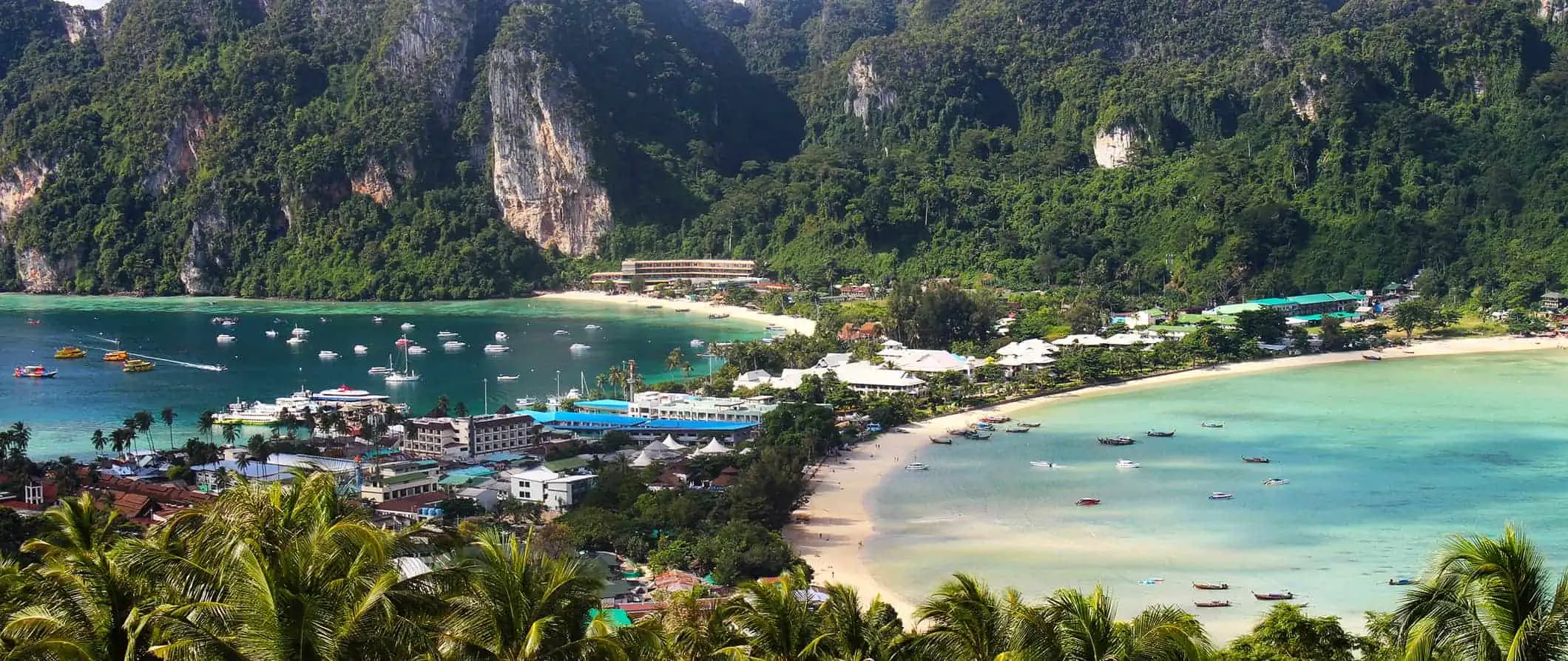 Isang tanawin ng Ko Phi Phi, Thailand at ang malago nitong mga kagubatan at dalampasigan na nakikita mula sa isang magandang lookover