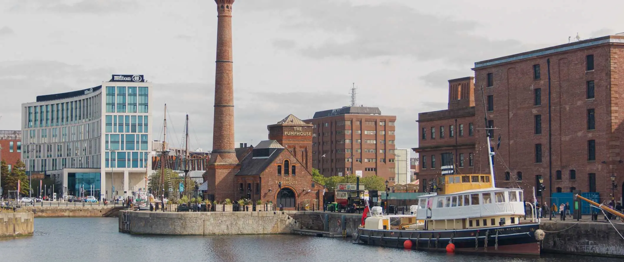 Barca storica, magazzini e stazione di pompaggio al Royal Albert Dock di Liverpool, in Inghilterra