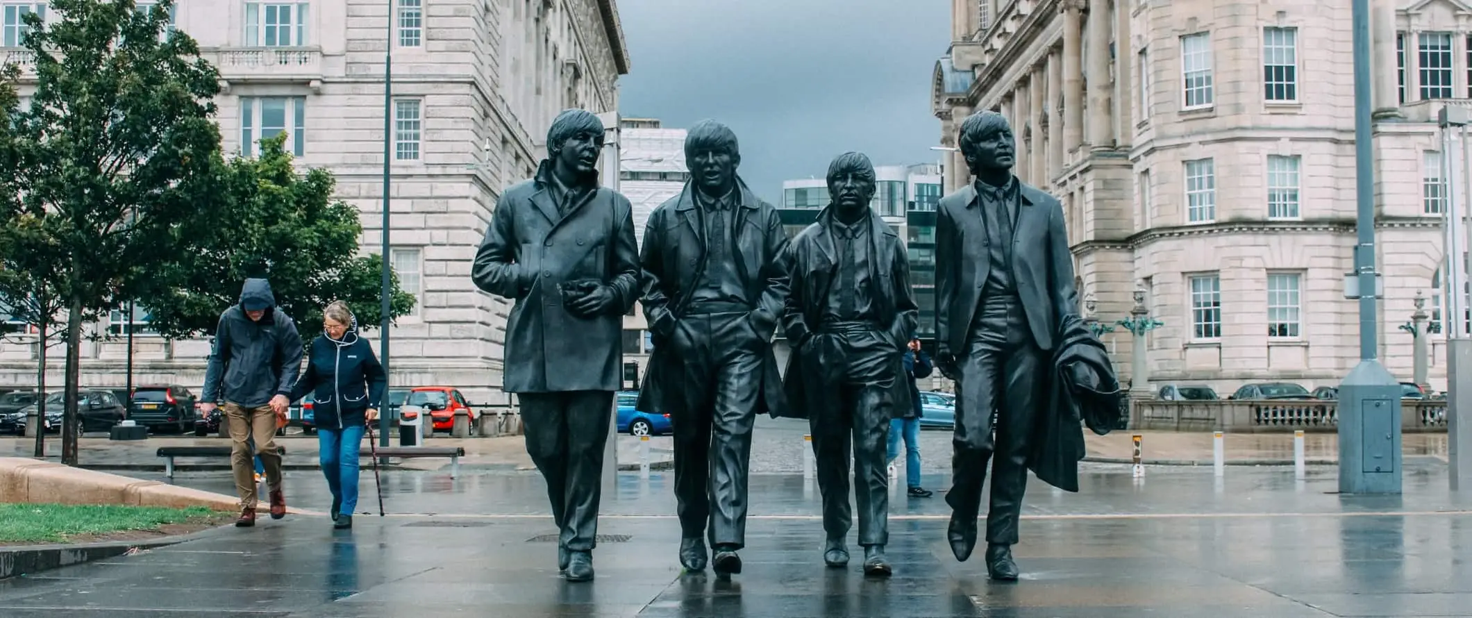 Az utcán sétáló Beatles életnagyságú szobra Liverpoolban, Angliában