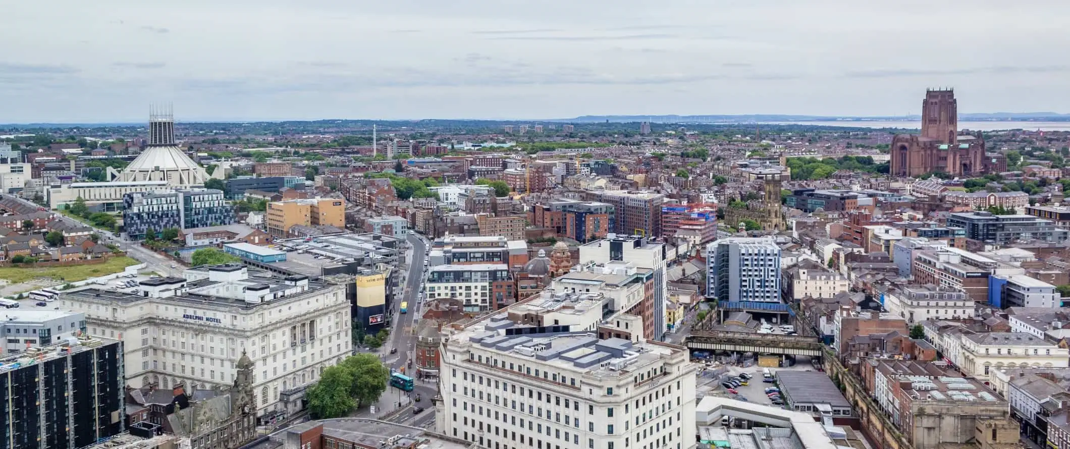 Aerial view sa ibabaw ng mga rooftop at skyline ng Liverpool, England