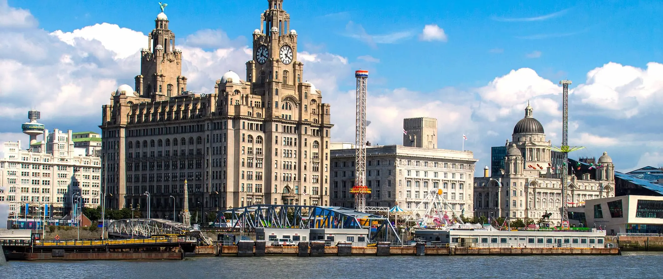 Isang magandang tanawin ng Liverpool, UK na nakikita mula sa tubig