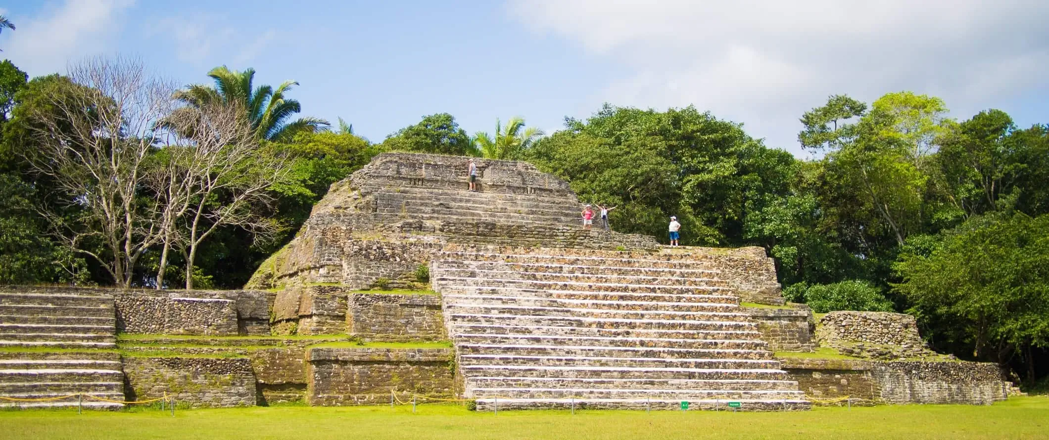 Mọi người đi lại trên đỉnh các kim tự tháp bậc thang của tàn tích Maya, Altun Ha, ở Belize