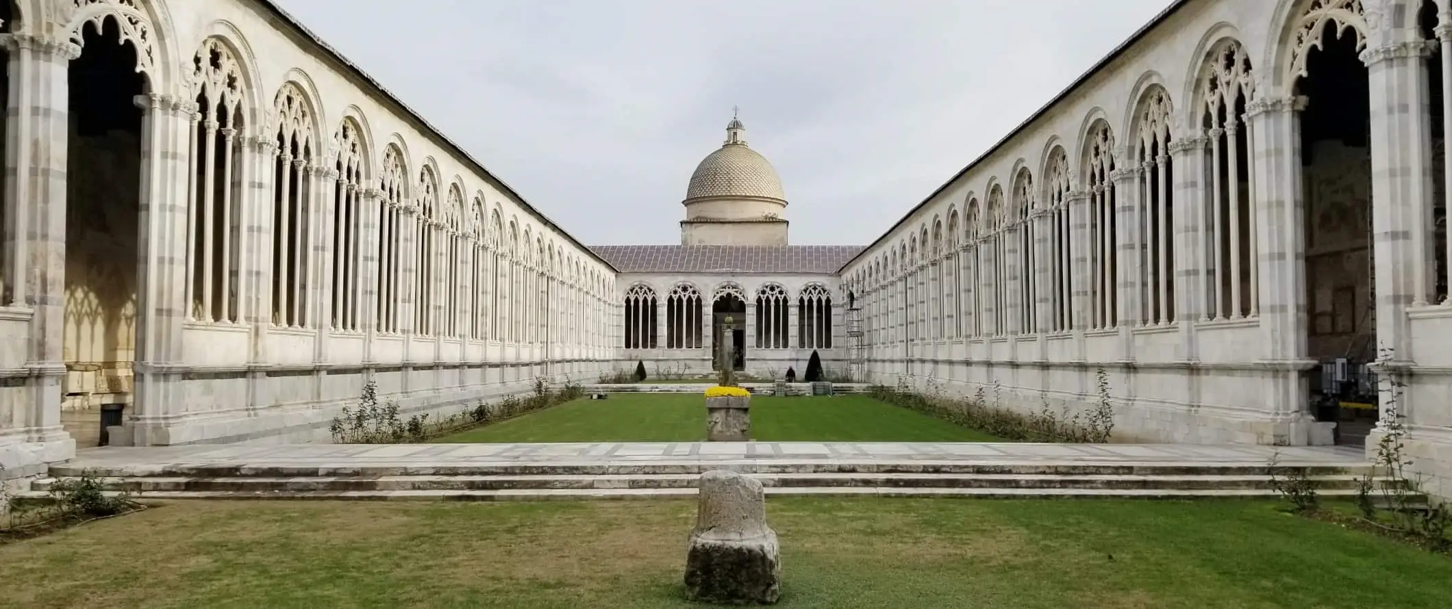 পিসা, ইতালিতে পটভূমিতে গম্বুজ সহ ক্লোস্টার্ড চতুর্ভুজ