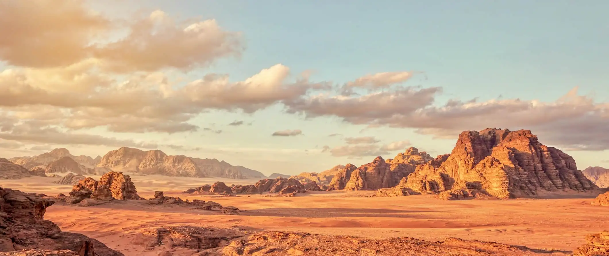 Det røffe, ørkenlandskapet Wadi Rum i Jordan brer seg ut i horisonten