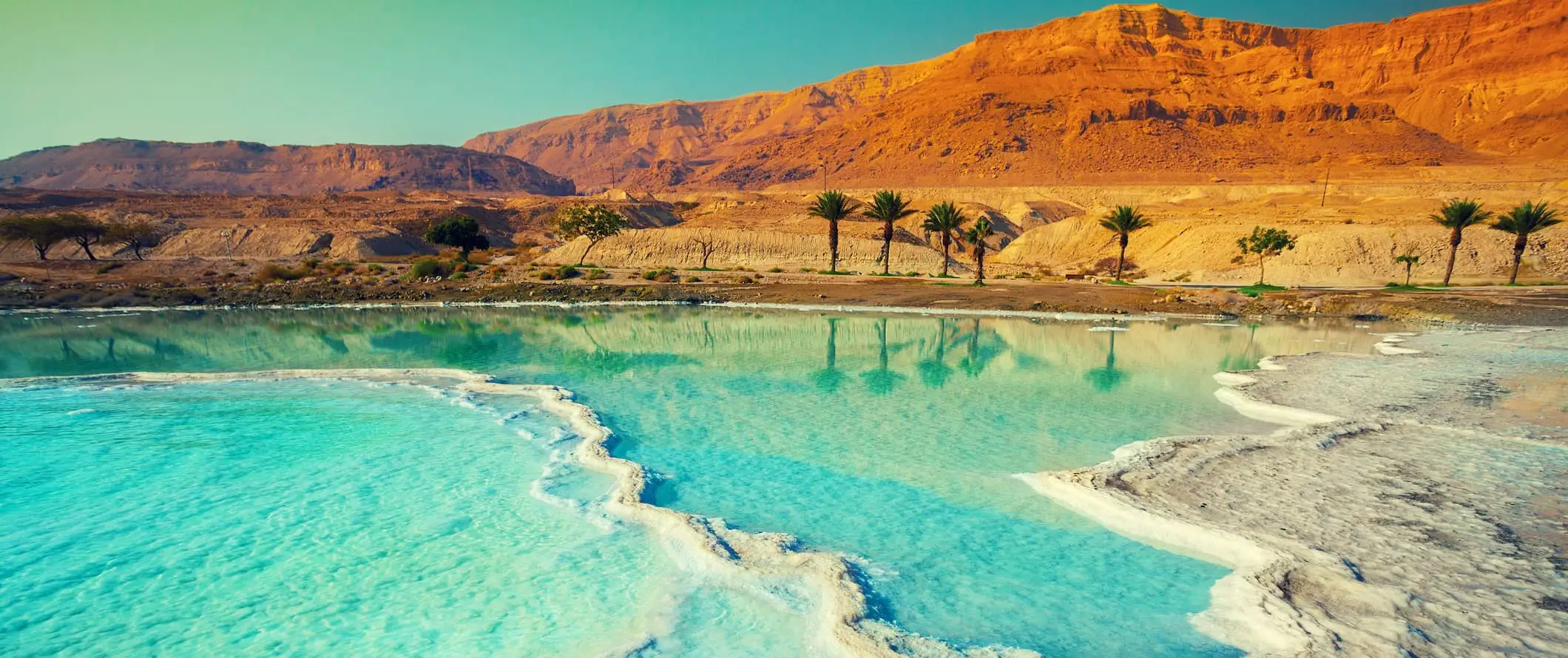 Ang kalmado, malinaw, at maalat na tubig ng Dead Sea sa mainit, maaraw na Jordan