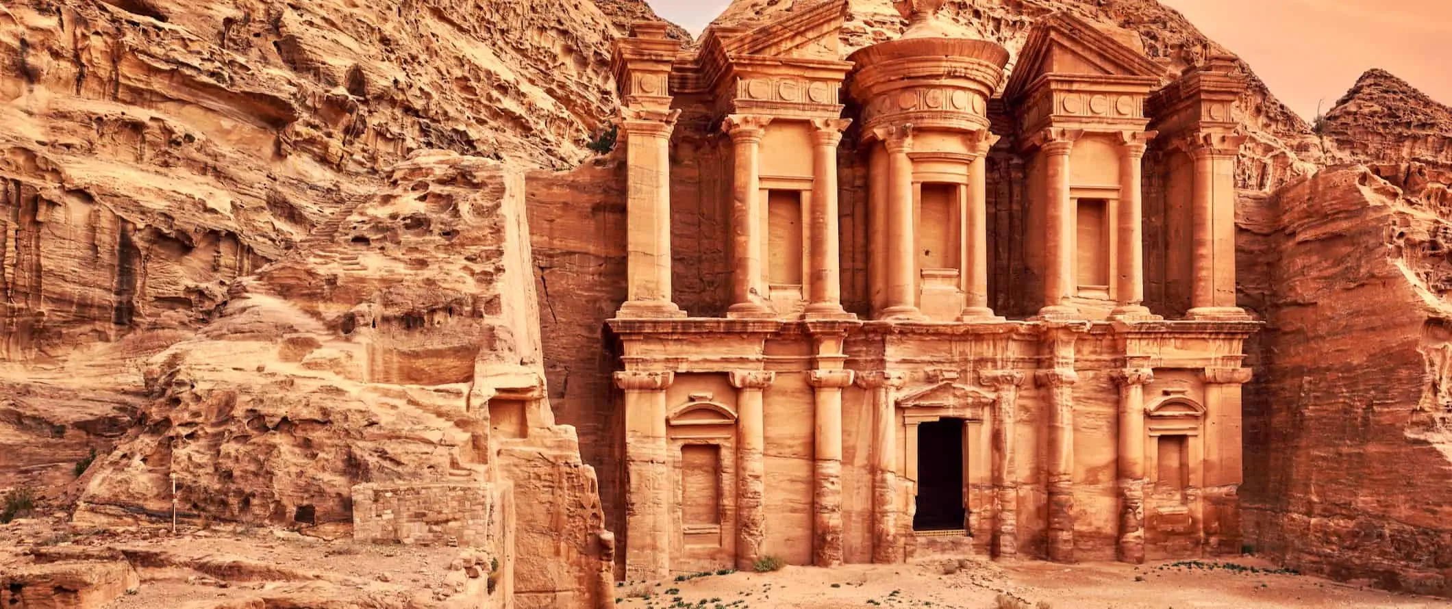 La famosa fachada de Petra, una maravilla del mundo en Jordania