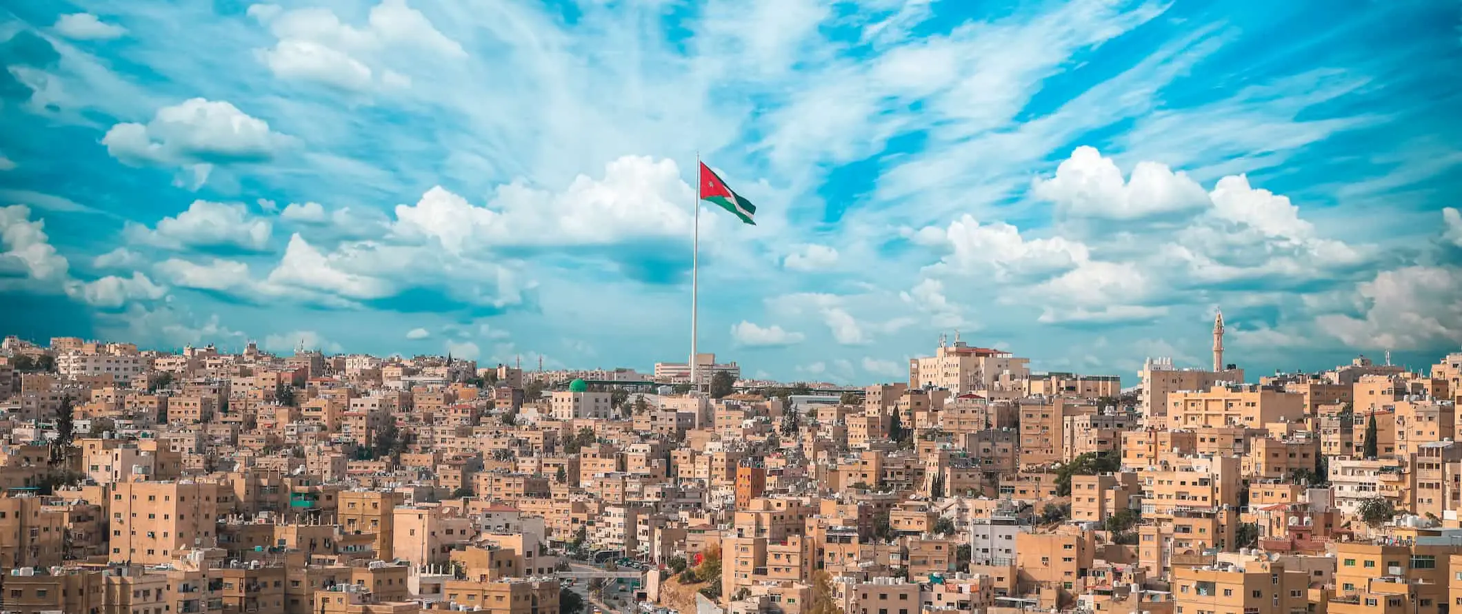 Un cielo azul brillante sobre Ammán, Jordania, con un cielo movido por el viento