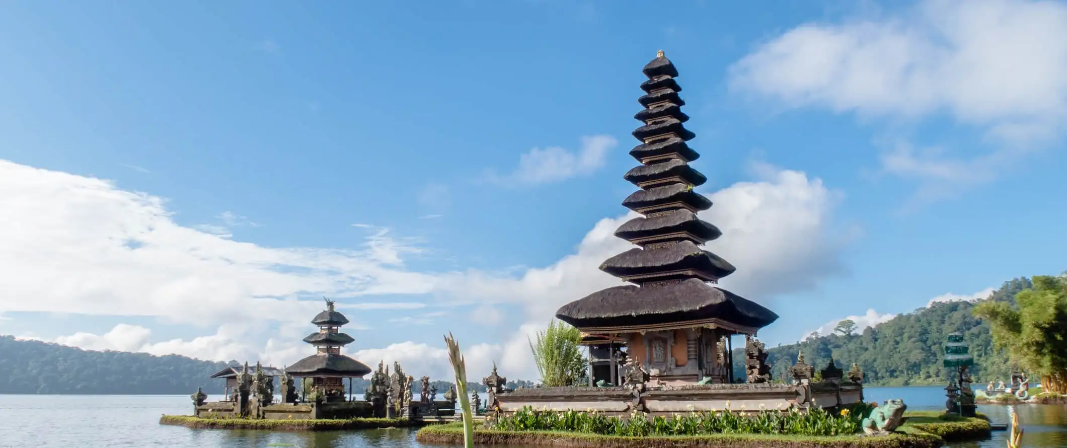 En eldgammel pagode langs vannet i vakre Bali, Indonesia