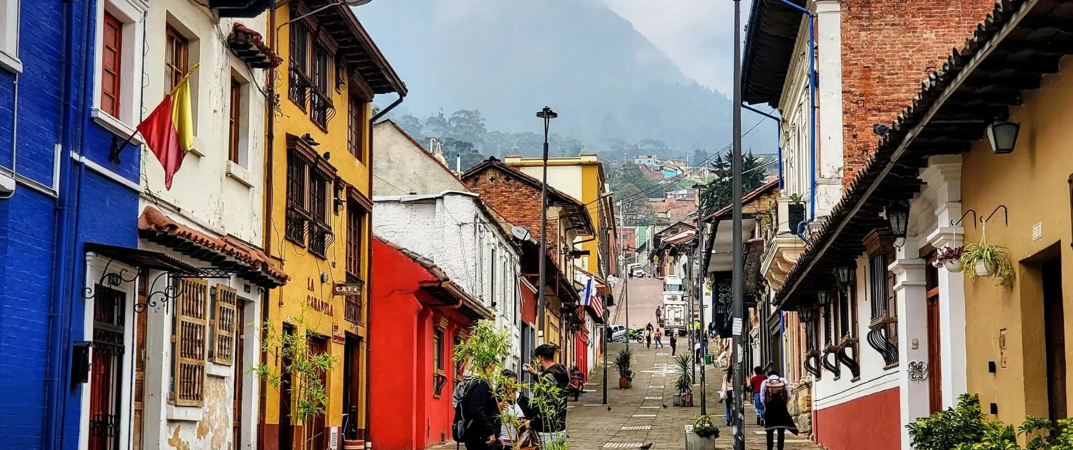 Gade foret med farverige huse i det historiske kvarter La Candelaria i Bogota, Colombia