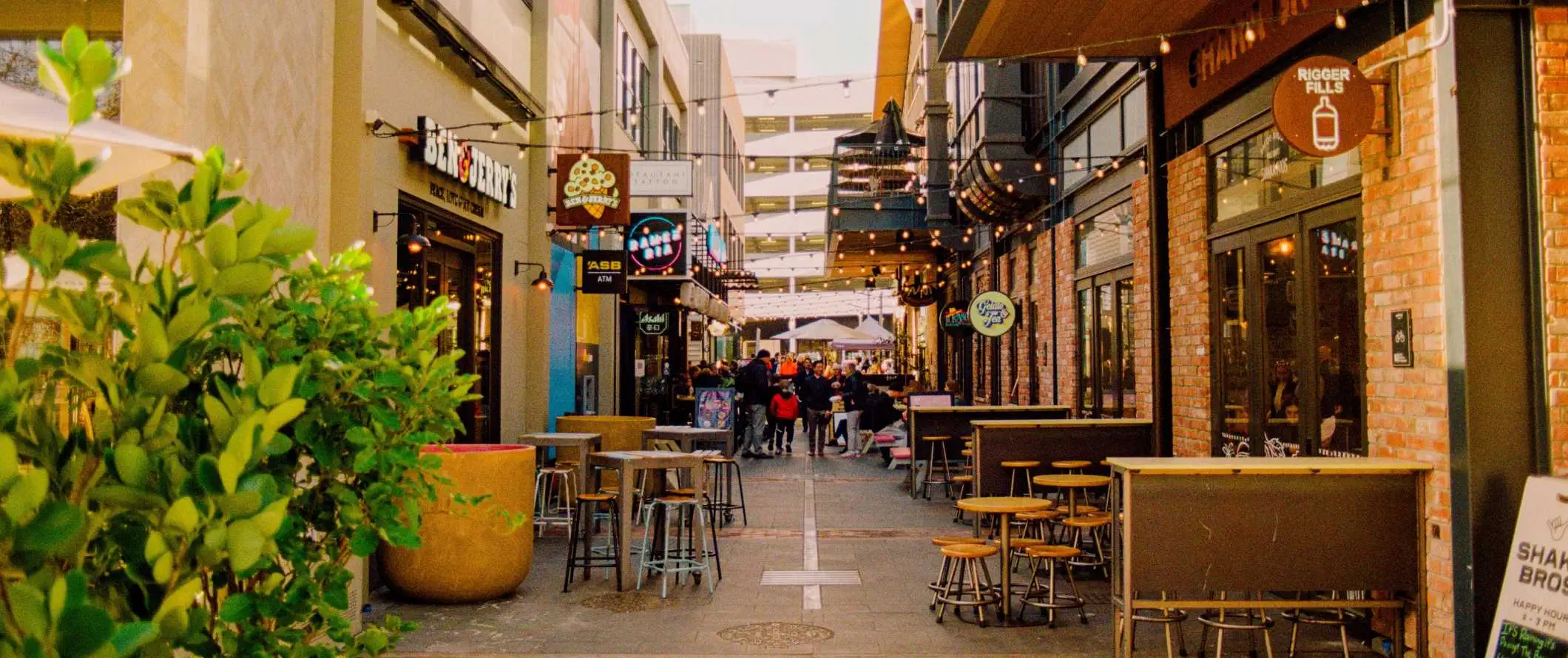 Jalan pejalan kaki dengan deretan tempat duduk restoran luar ruangan di Christchurch, Selandia Baru.