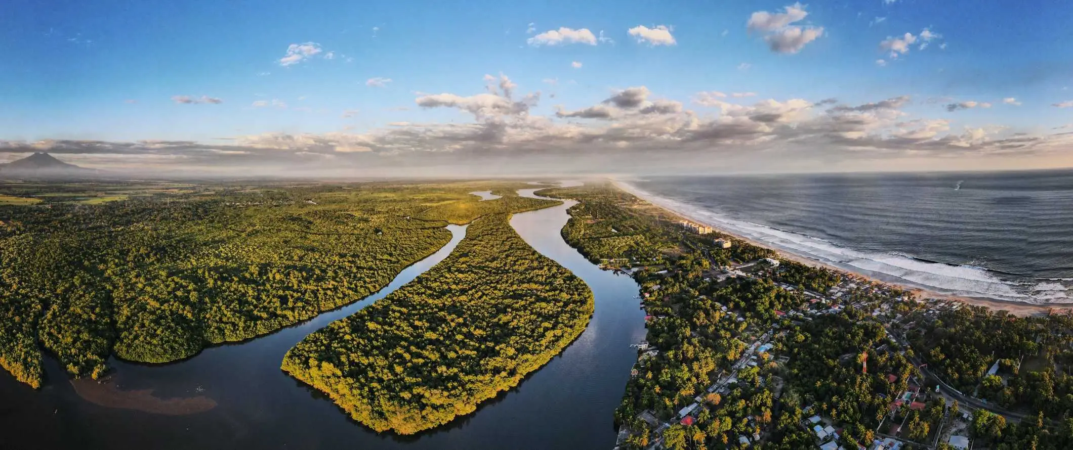 Pemandangan udara landskap hijau yang subur dan pantai di El Salvador