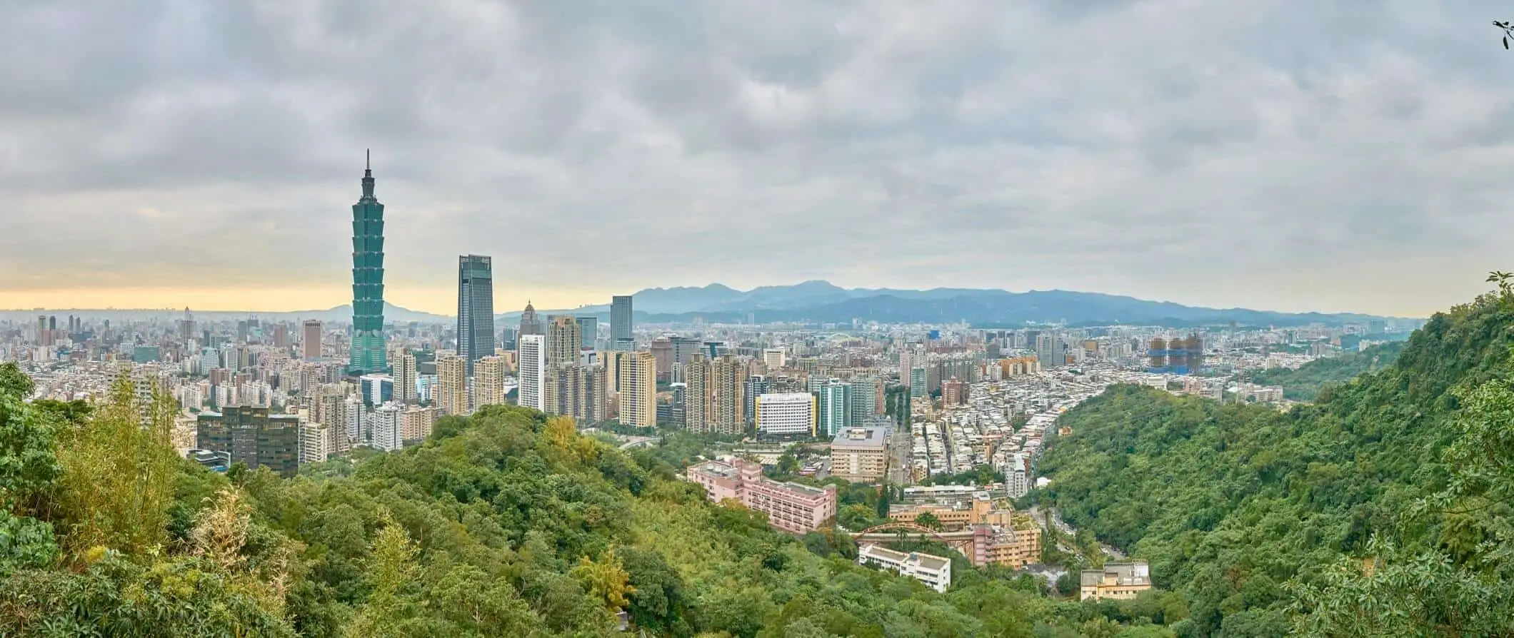 Den ruvende skyline av Taipei, Taiwan, med Taipei 101