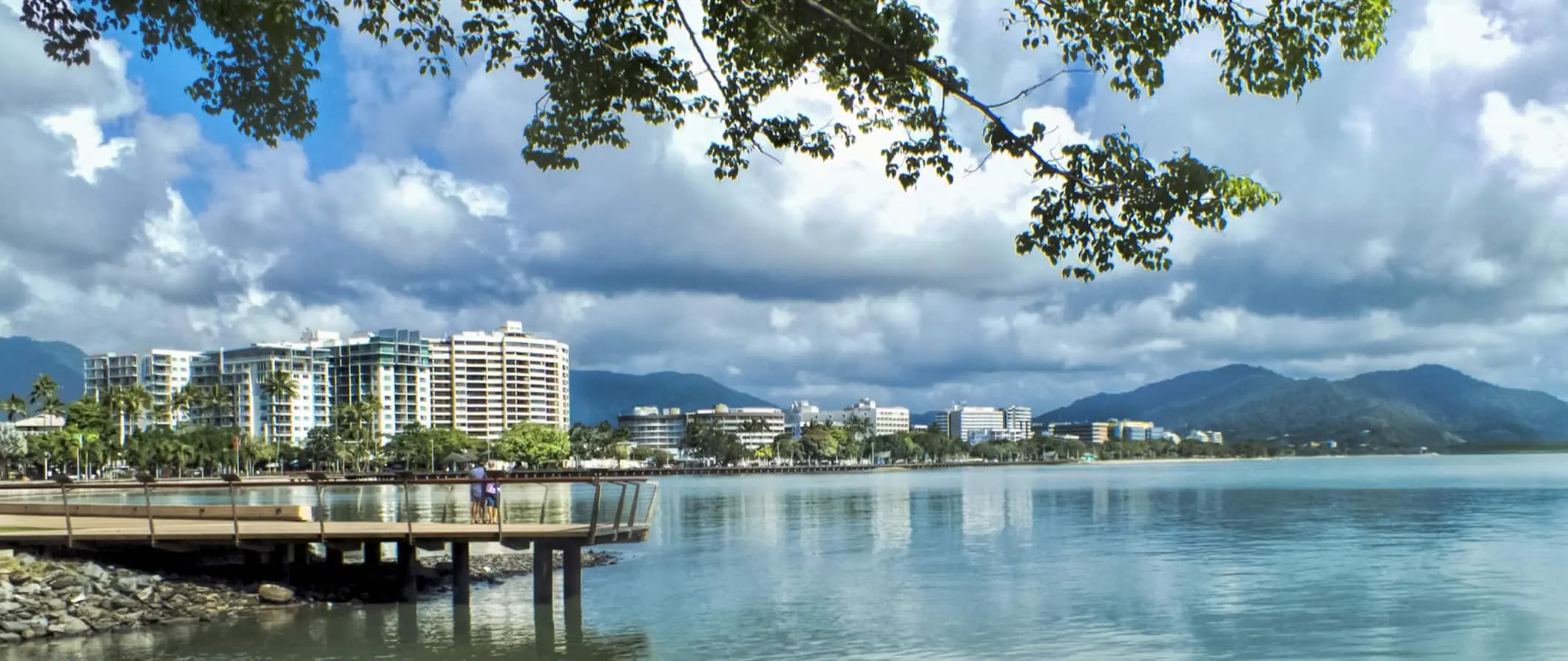 En rolig strandpromenade langs vannet i byen Cairns, Australia