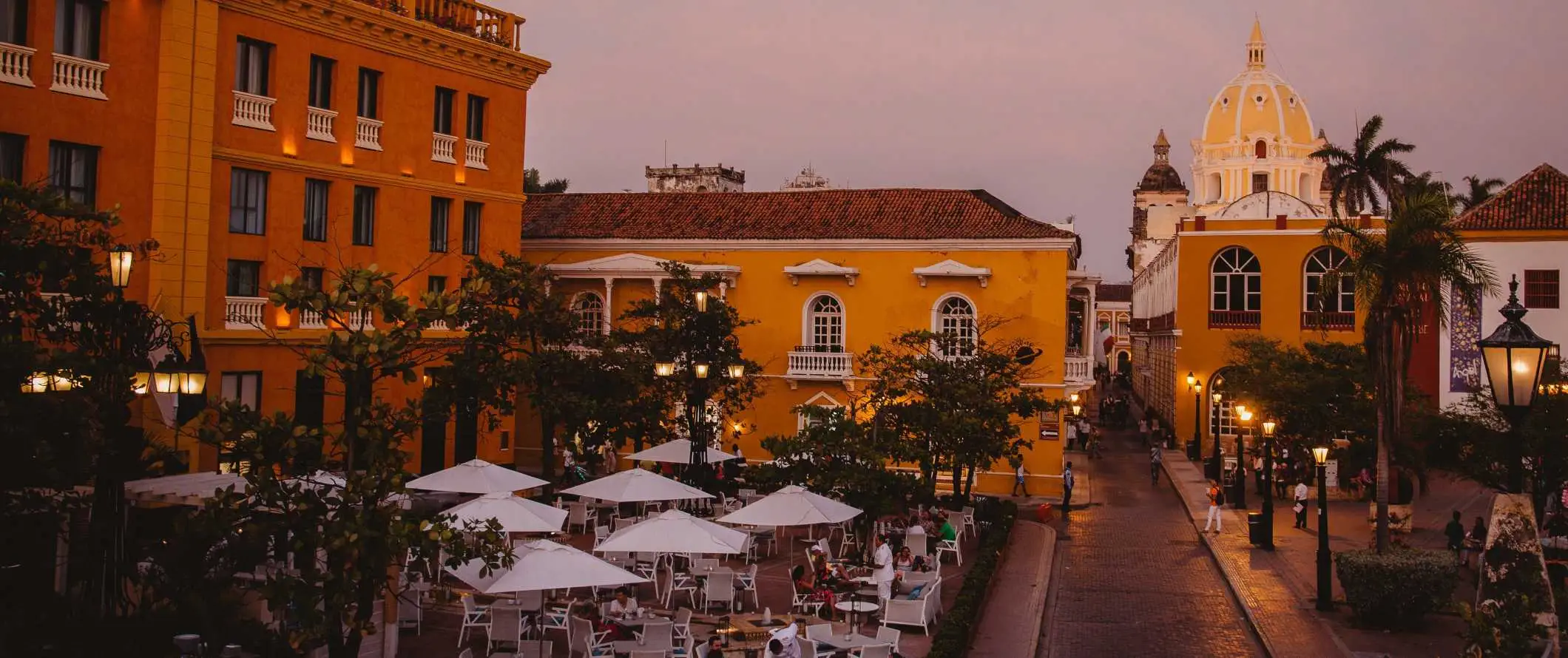 Egy tér Cartagena óvárosában, Kolumbia naplementekor