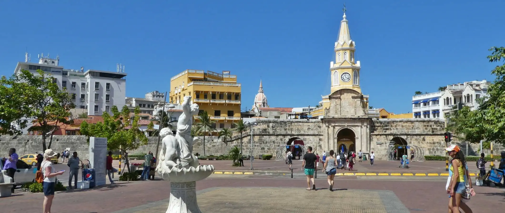 A régi fallal körülvett város Cartagenában, Kolumbiában tele van emberekkel egy fényes és napsütéses napon