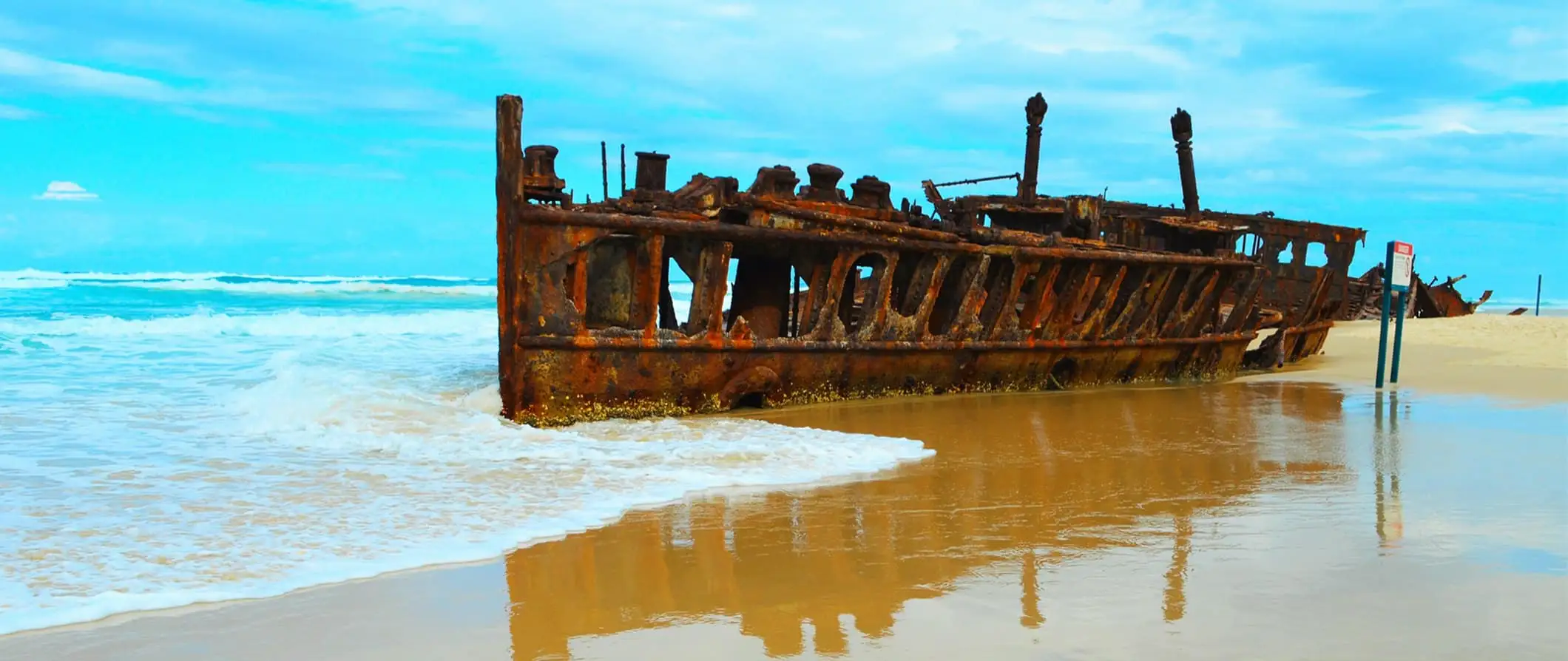 Ett berömt utrostat skeppsvrak från 1900-talet på stranden på Fraser Island i Australien